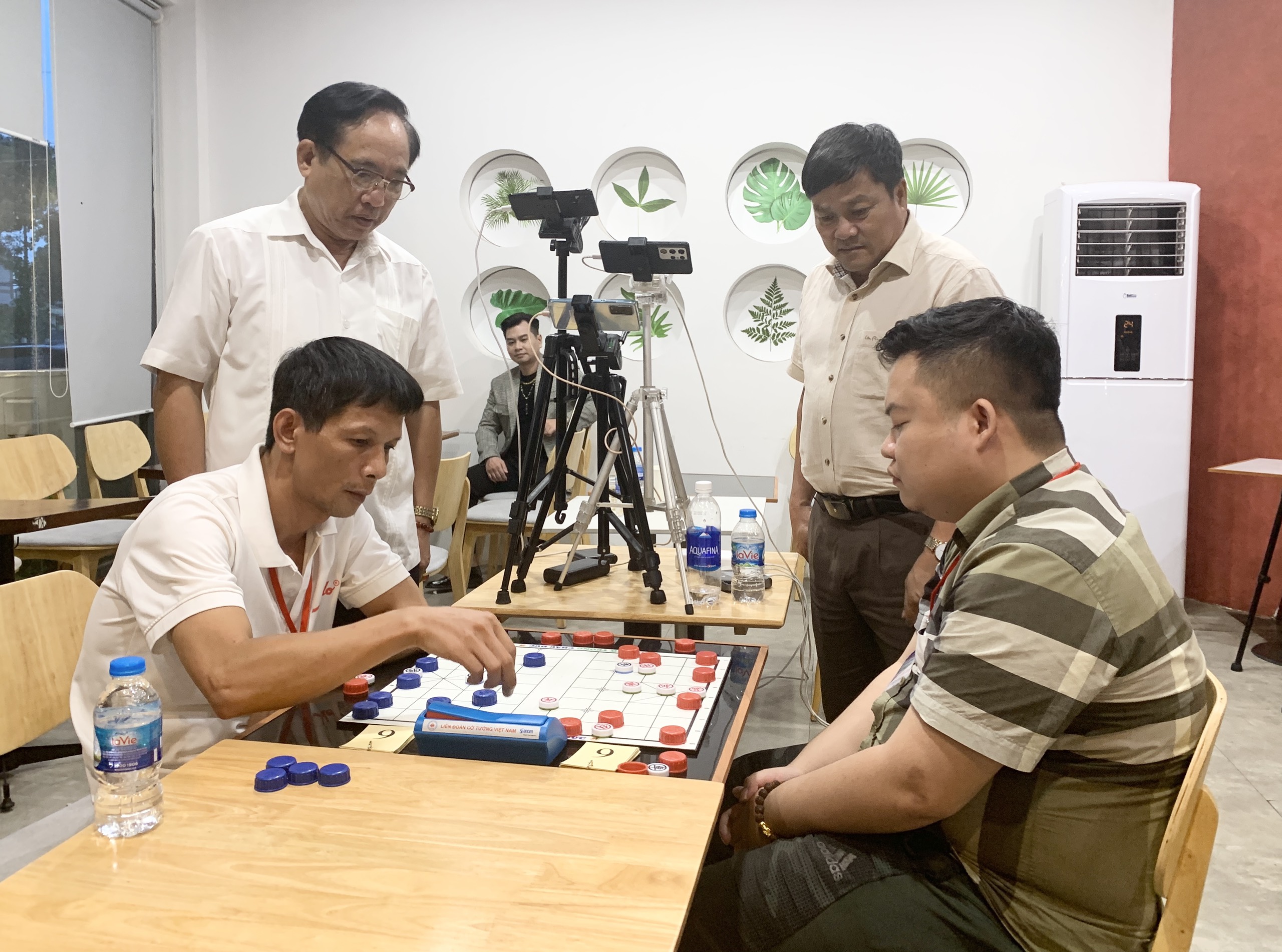 Các kỳ thủ thi đấu với quyết tâm cao.