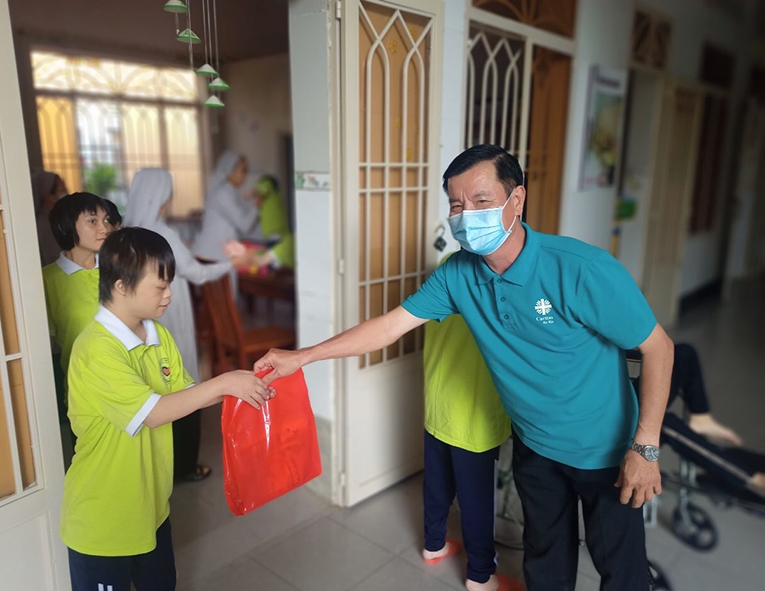 Đại diện Ban Đoàn kết Công giáo Việt Nam tỉnh tặng quà cho trẻ em khuyết tật tại Dòng nữ trợ thế Thánh tâm Chúa Giêsu, TX.Phú Mỹ.