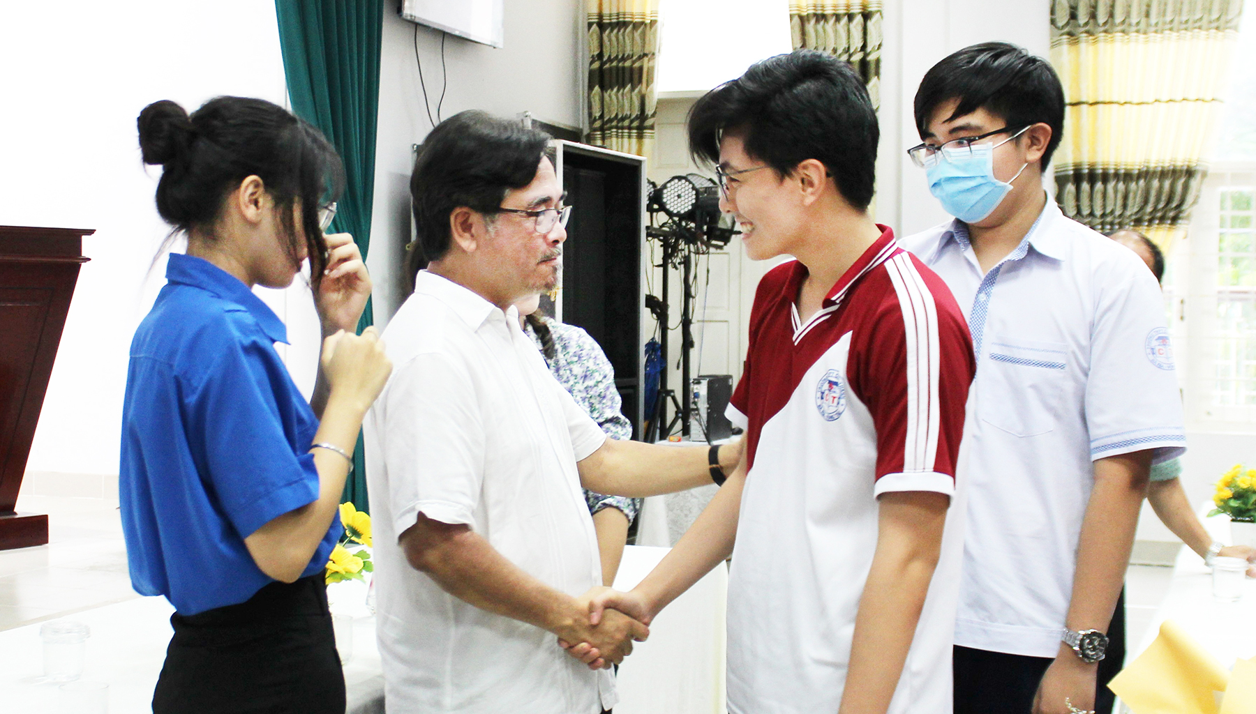 Các em HS bày tỏ sự cảm ơn với TS. Lê Nguyên Phương vì những chia sẻ hữu ích.
