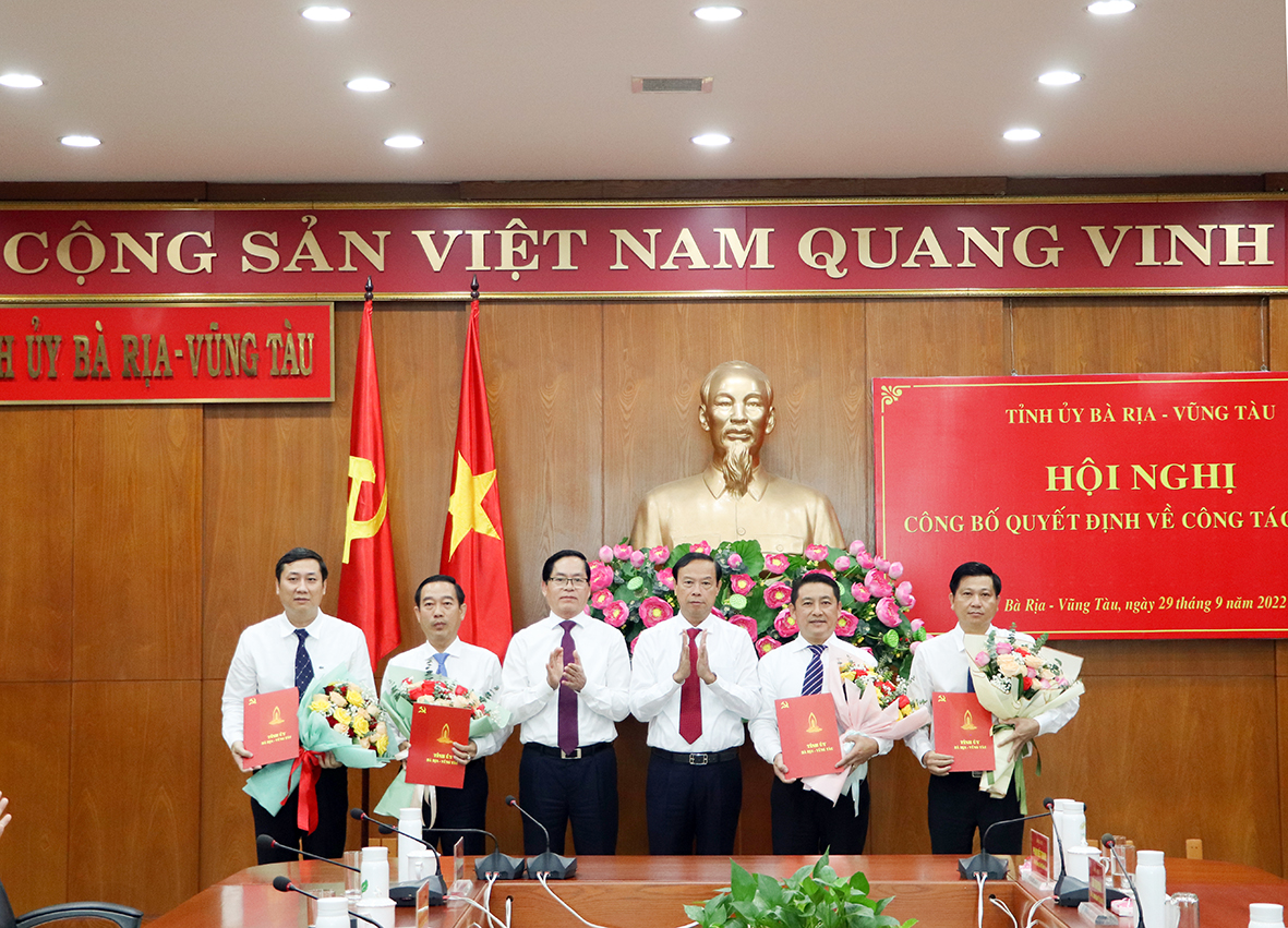 Ông Phạm Viết Thanh, Ủy viên Trung ương Đảng, Bí Thư Tỉnh ủy, Chủ tịch HĐND tỉnh; ông Nguyễn Văn Thọ, Chủ tịch UBND tỉnh trao Quyết định và hoa chúc mừng các cán bộ được luân chuyển.