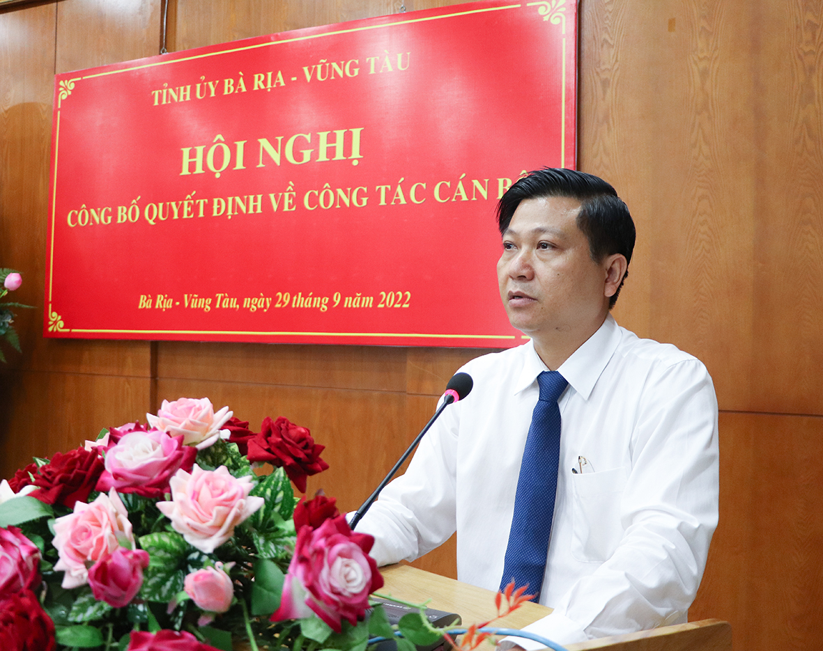 Ông Trần Văn Tuấn, ủy viên Ban Thường vụ Tỉnh ủy, Bí thư Thành ủy Bà Rịa thay mặt các cán bộ được luân chuyển phát biểu nhận nhiệm vụ.