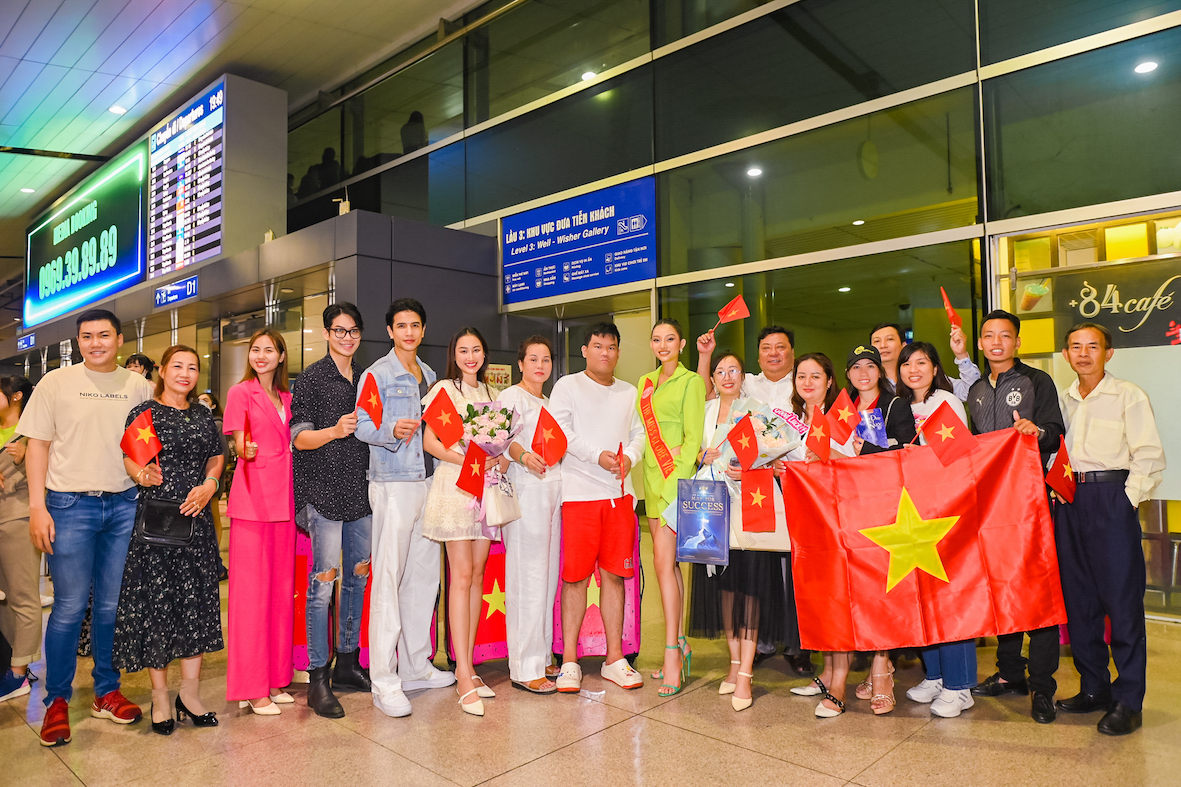 Người đẹp Lâm Thu Hồng hạnh phúc trong vòng tay gia đình, người thân và bạn bè. Ảnh: Ban Tổ chức.