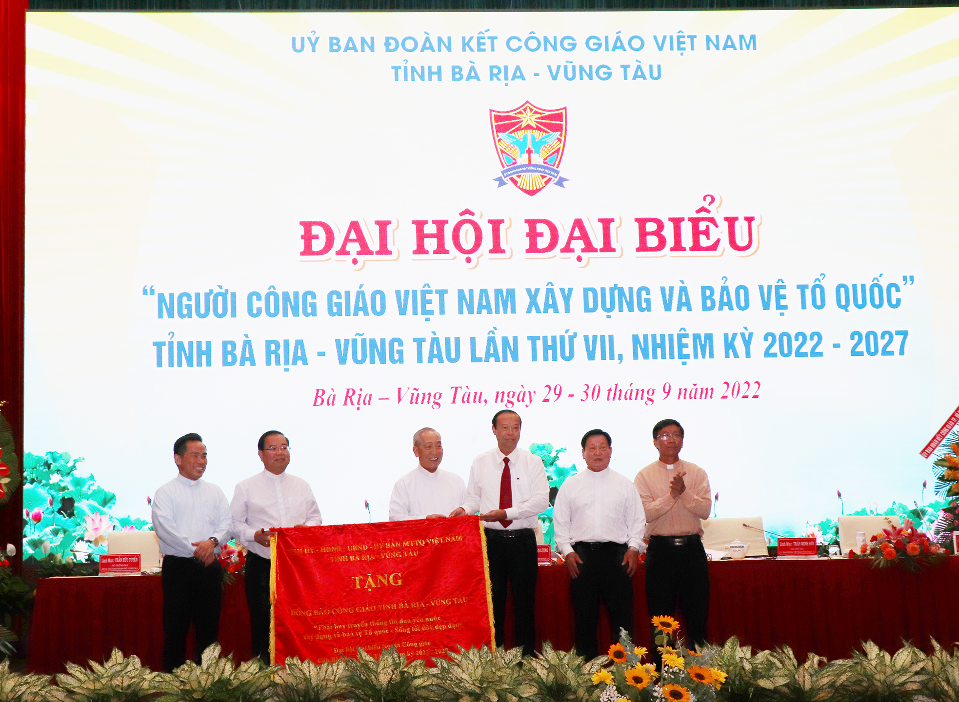 Chủ tịch UBND tỉnh Nguyễn Văn Thọ tặng bức trướng của Tỉnh ủy, HĐND, UBND, Ủy ban MTTQ Việt Nam tỉnh trao tặng bức trướng tới Đại hội.