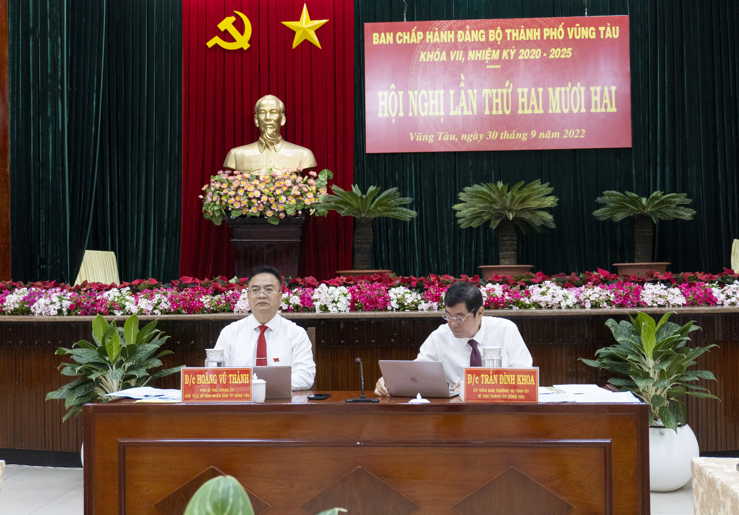 Ông Trần Đình Khoa, Ủy viên Ban Thường vụ Tỉnh ủy, Bí thư Thành ủy Vũng Tàu; ông Hoàng Vũ Thảnh, Phó Bí thư Thành ủy, Chủ tịch UBND thành phố, chủ trì hội nghị.