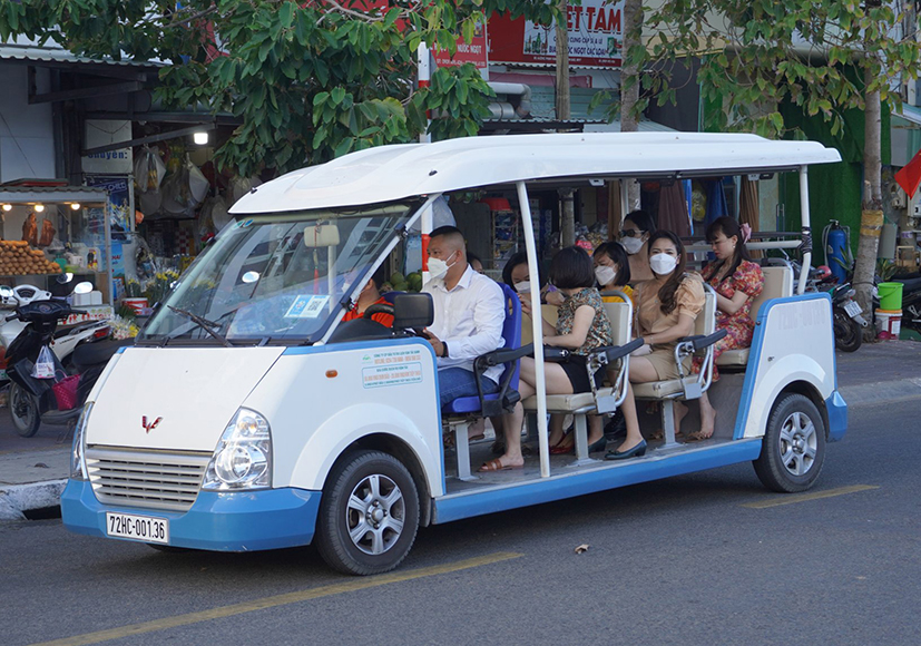 Du khách ngồi xe điện tham quan trung tâm Côn Đảo.