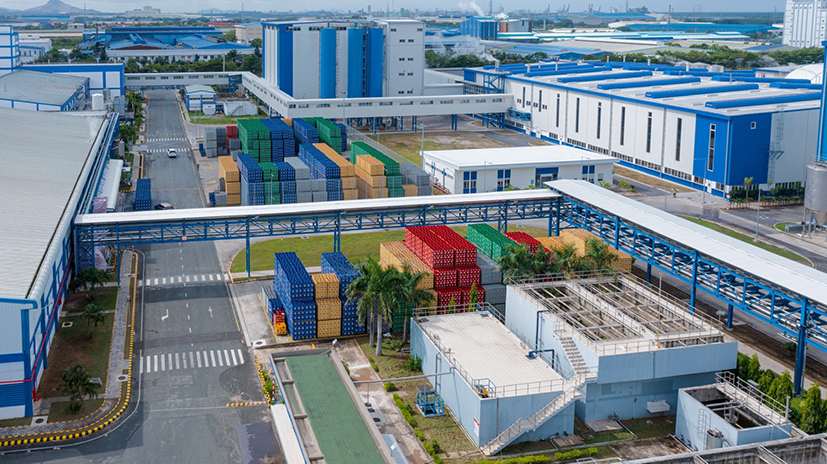 Khuôn viên được bao phủ bởi nhiều loại cây xanh và nhiều màu sắc tại Nhà máy bia Heineken Việt Nam Vũng Tàu.