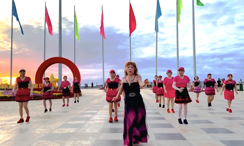 Nhóm Line Dance (Làn sóng mới Vũng Tàu) cùng nhau tập luyện khiêu vũ tại sân Cột Cờ, Bãi Sau, TP. Vũng Tàu.