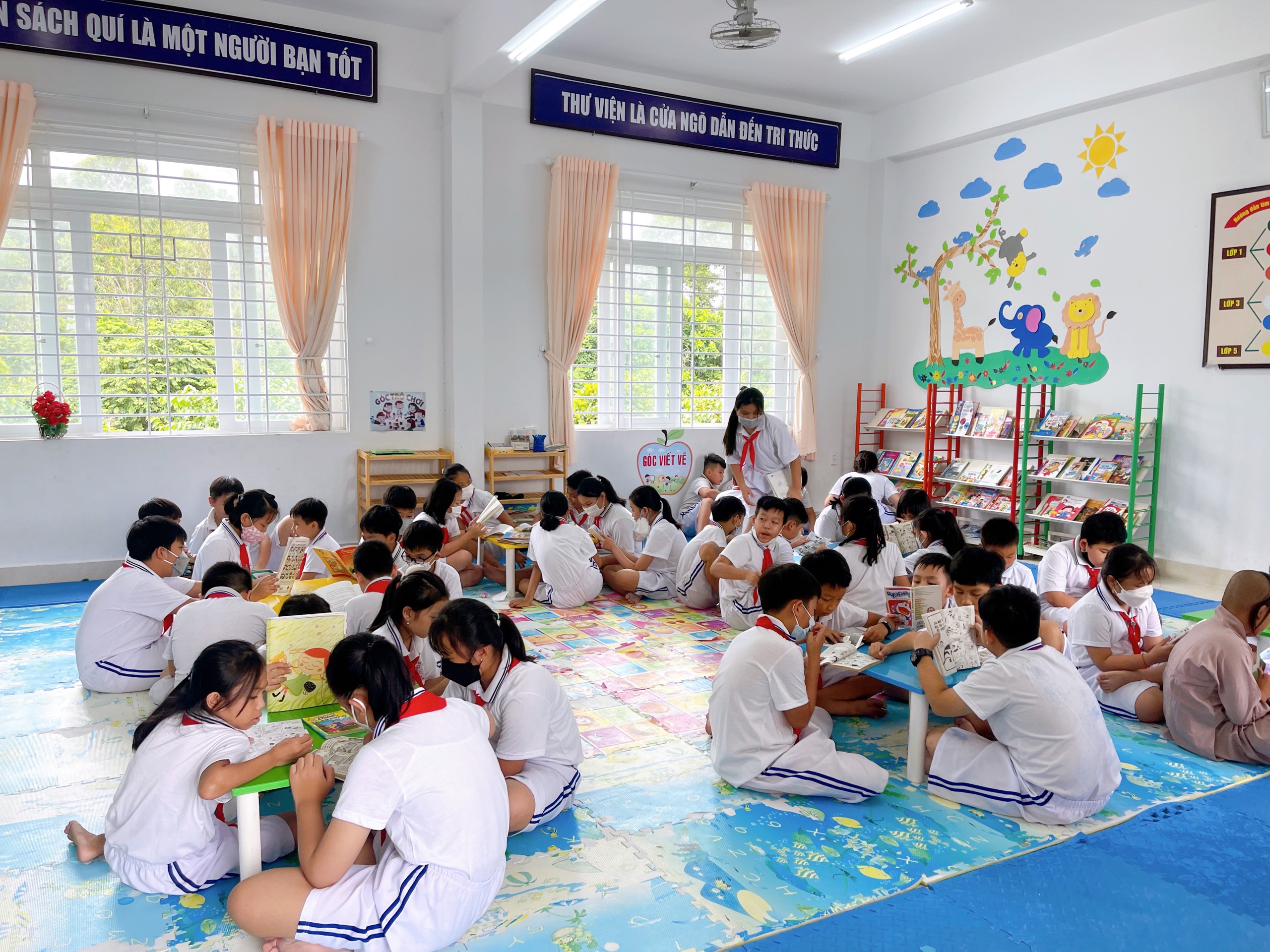 Học sinh Trường TH Lê Lợi (TX. Phú Mỹ) đọc sách tại Thư viện trường.