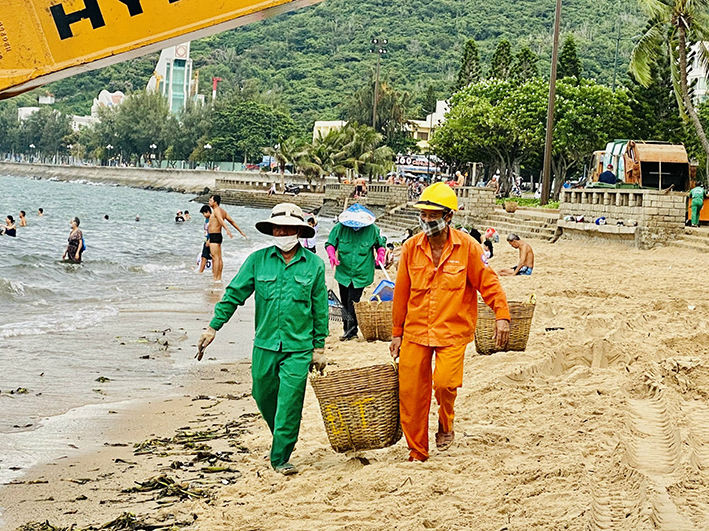 Công nhân VESCO thu gom rác trên bãi biển Vũng Tàu.