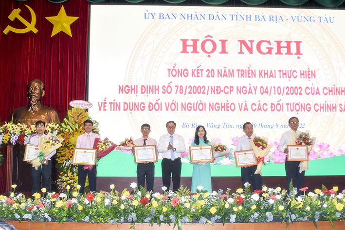 Các cá nhân, tập thể được nhận khen thưởng tại hội nghị.