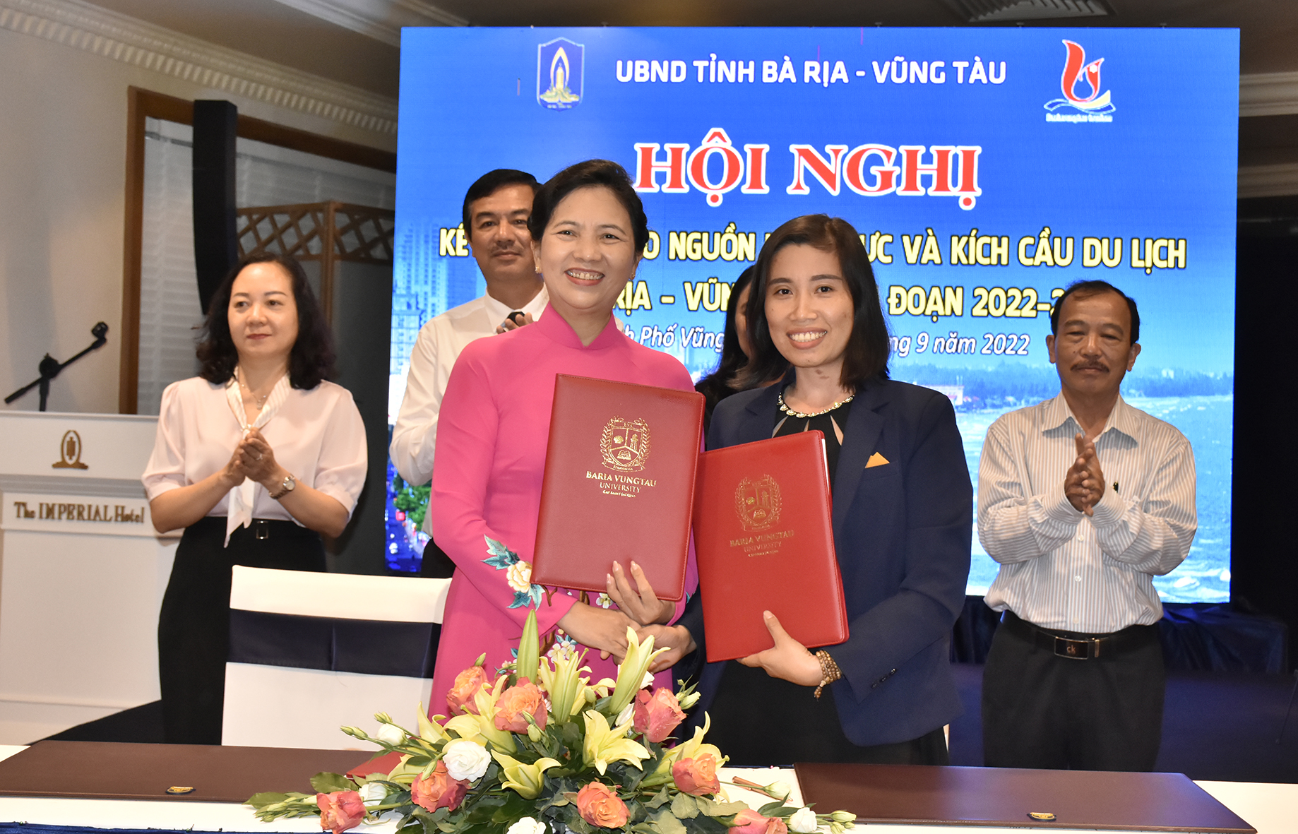 Đại diện Trường ĐH Bà Rịa-Vũng Tàu và khách sạn Parami Hồ Tràm ký hợp đồng nguyên tắc liên kết đào tạo nhà trường-DN. 