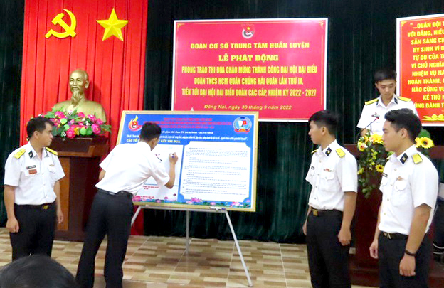 Đại diện các chi đoàn trực thuộc Đoàn Thanh niên Trung tâm Huấn luyện Vùng 2 Hải quân ký giao ước thi đua.