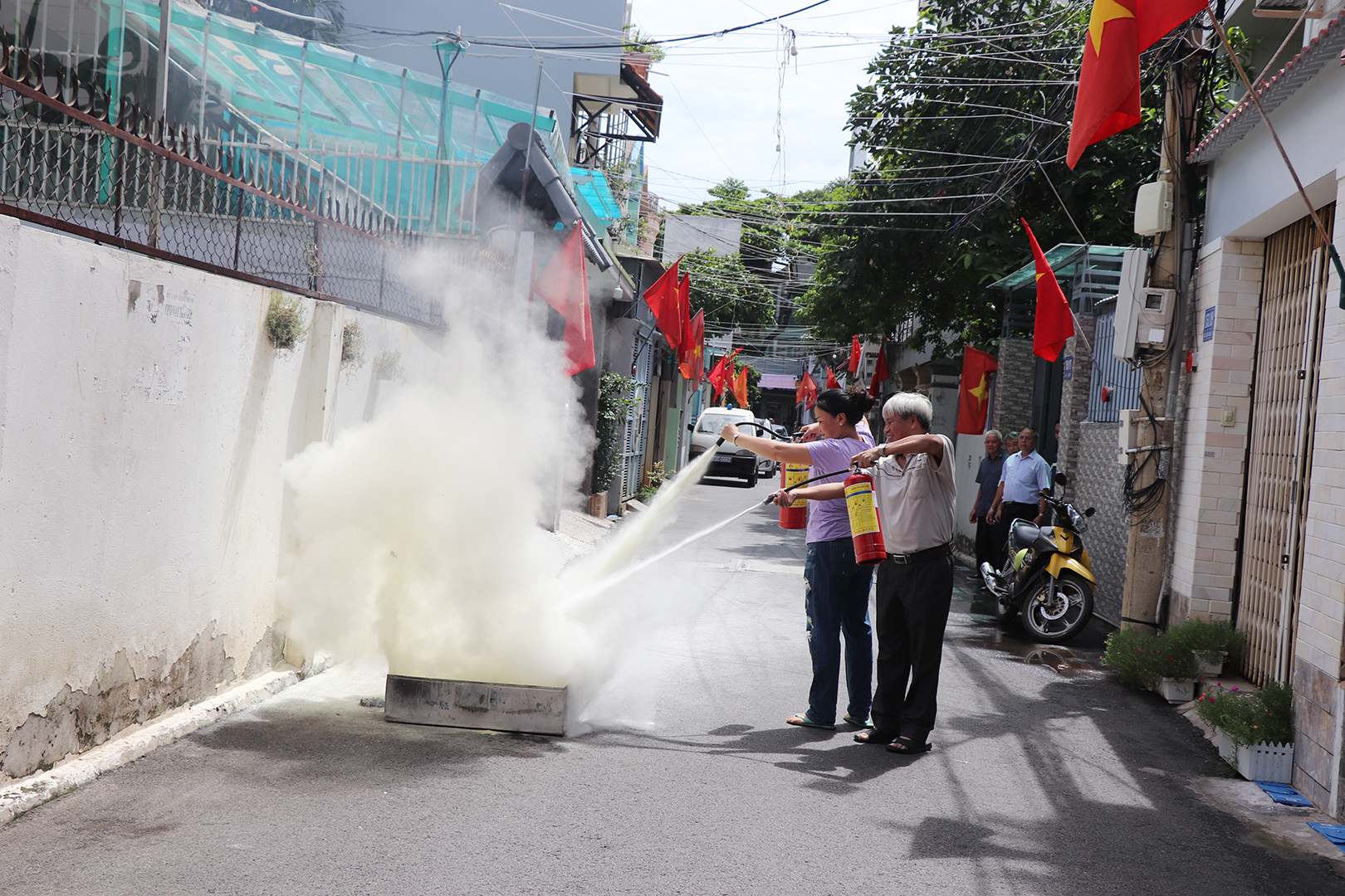 Các thành viên trong Tổ liên gia tổ chức tập luyện, ứng phó với tình huống cháy giả định.