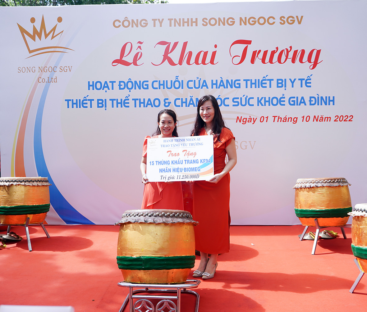 Đại diện Công ty Song Ngọc SGV trao tặng bảng tượng trưng 15 thùng khẩu trang cho UBND phường Thắng Nhì, TP. Vũng Tàu.