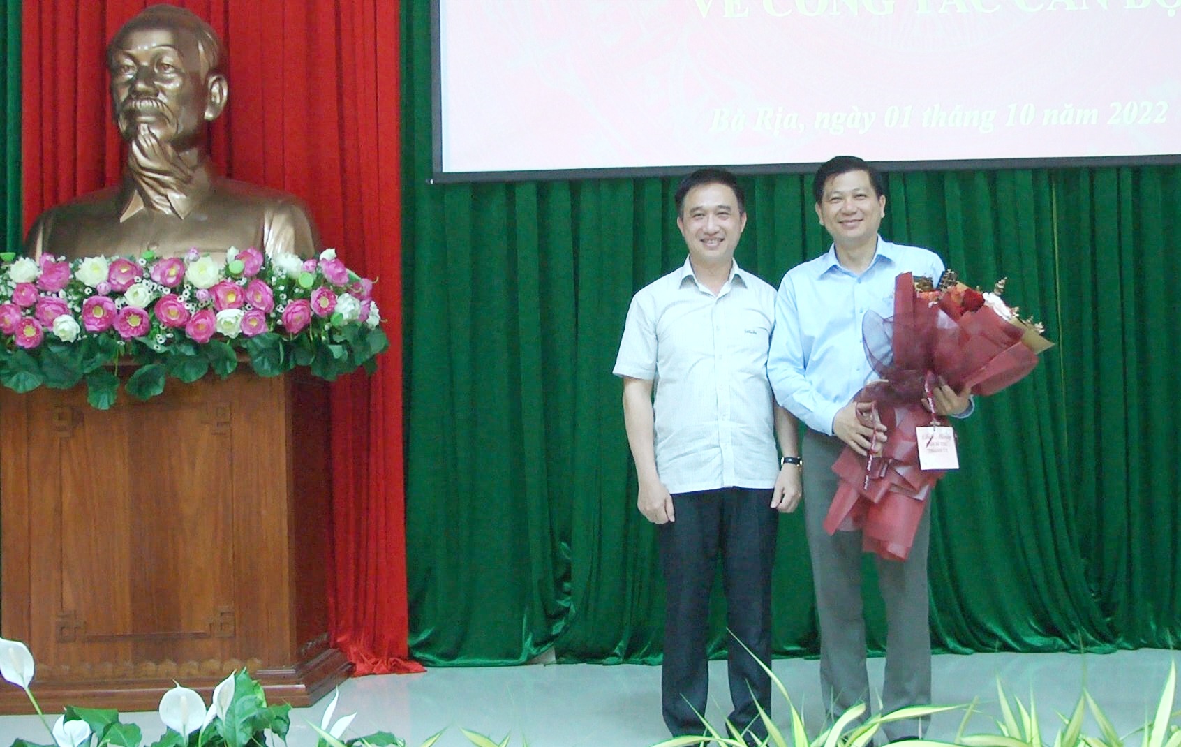 Ông Đặng Minh Thông thay mặt Thành ủy Bà Rịa tặng hoa chúc mừng ông Trần Văn Tuấn.