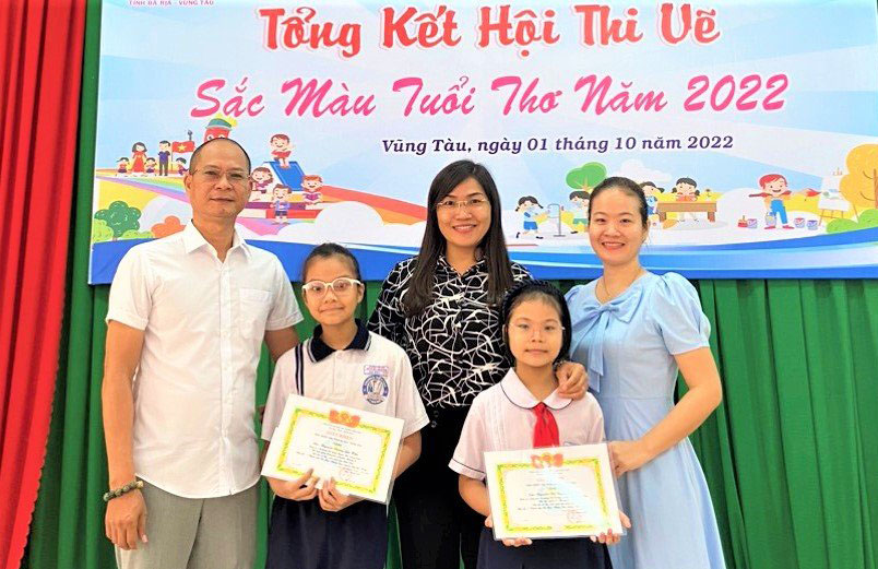Ban tổ chức trao giải cho thí sinh có tác phẩm xuất sắc tại hội thi.