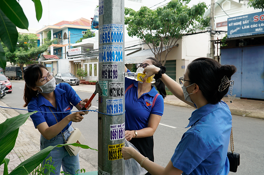 Các ĐVTN phường 8 xoá các quảng cáo làm mất mĩ quan đô thị