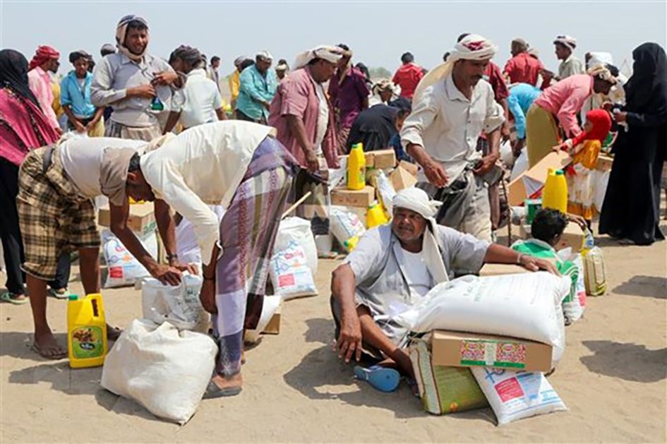 Người dân nhận hàng cứu trợ tại một trại tị nạn ở thành phố Hodeidah, Yemen.
