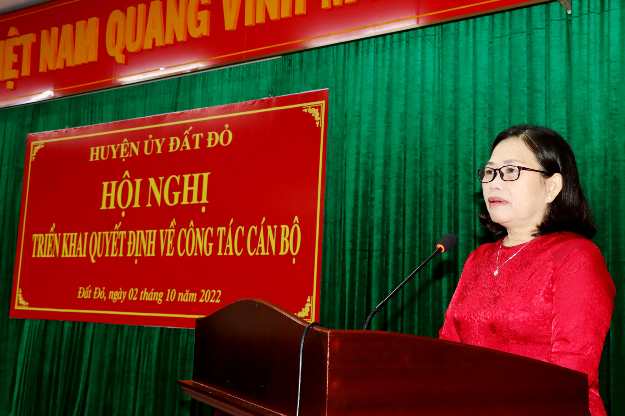 Bà Nguyễn Thị Yến, Phó Bí thư Thường trực Tỉnh ủy, Trưởng đoàn ĐBQH tỉnh phát biểu giao nhiệm vụ tại hội nghị. Ảnh: TUẤN VŨ