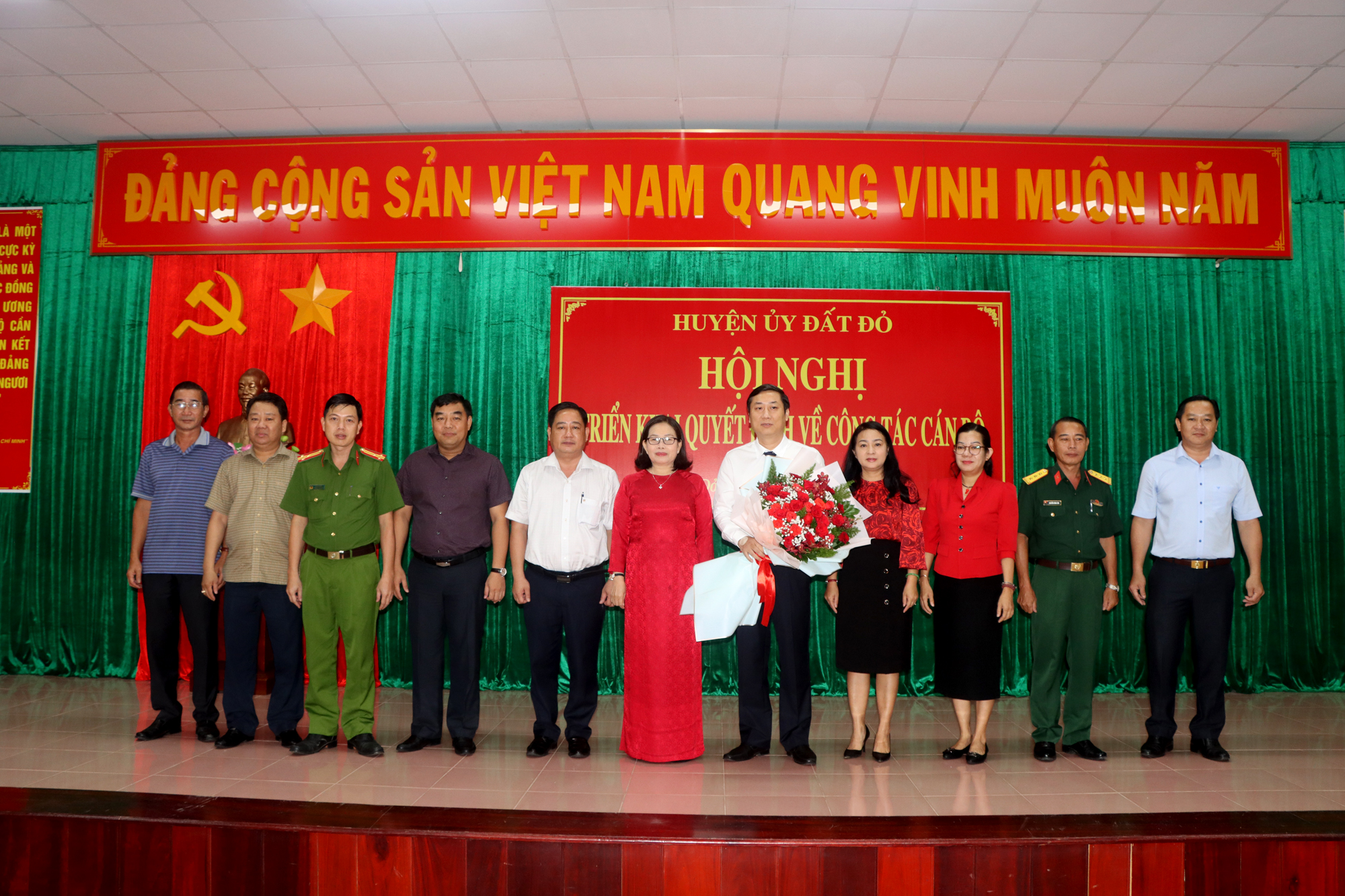 Bà Nguyễn Thị Yến, Phó Bí thư Thường trực Tỉnh ủy, Trưởng đoàn ĐBQH tỉnh cùng Ban Thường vụ Huyện ủy Đất Đỏ tặng hoa chúc mừng  ông Nguyễn Công Danh. Ảnh: TUẤN VŨ