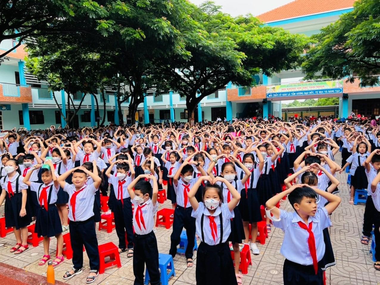 Học sinh Trường TH Nguyễn Viết Xuân trong buổi sinh hoạt ngoại khóa.