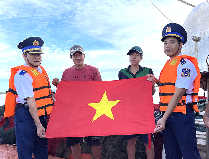 Bộ Tư lệnh Vùng CSB 3 tặng cờ Tổ quốc cho ngư dân huyện Ba Tri, tỉnh Bến Tre.