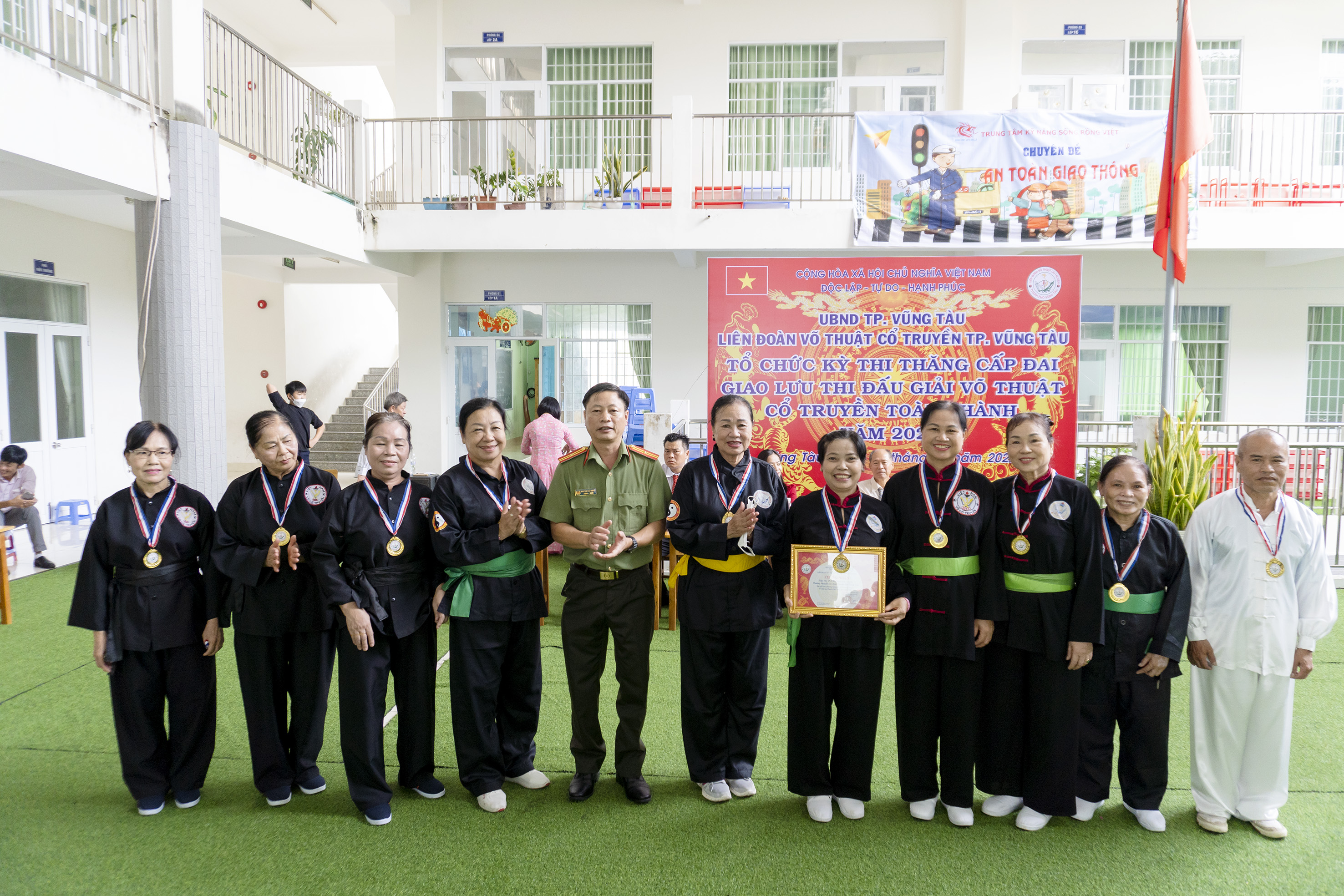 Ban tổ chức trao Huy chương vàng cho CLB Võ thuật Cổ truyền phường Nguyễn An Ninh.