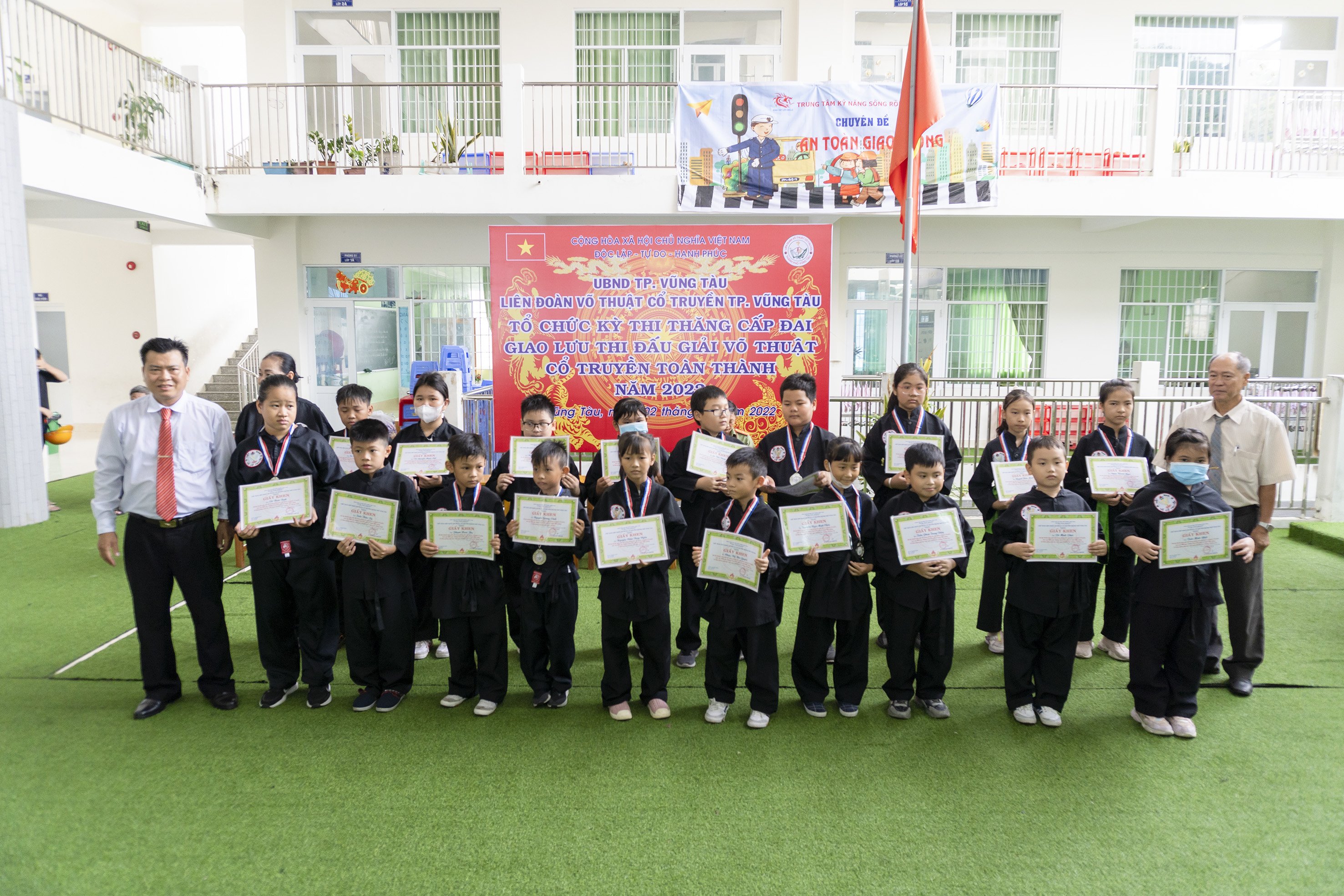 Đại diện Liên đoàn võ thuật cổ truyền TP. Vũng Tàu trao giấy khen cho các võ sinh.