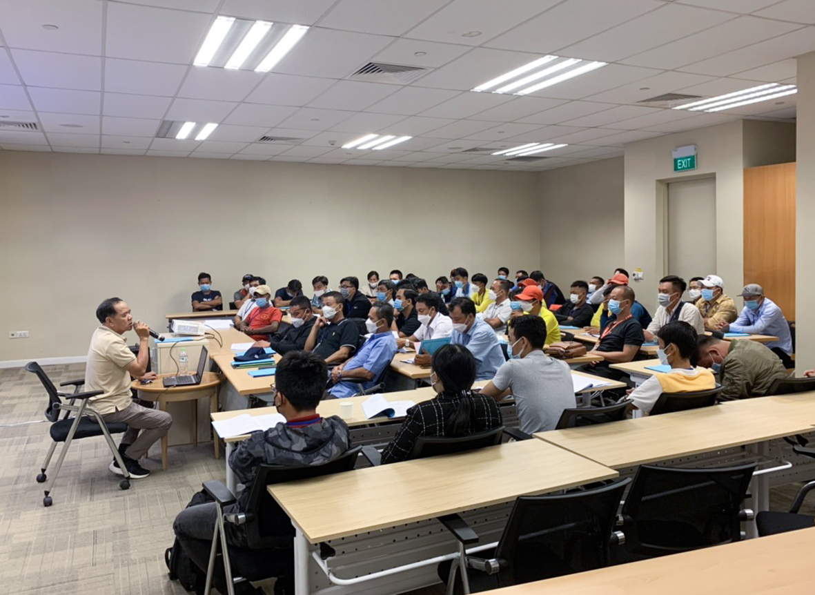 Giảng viên chia sẻ kiến thức với các học viên tại lớp tập huấn.