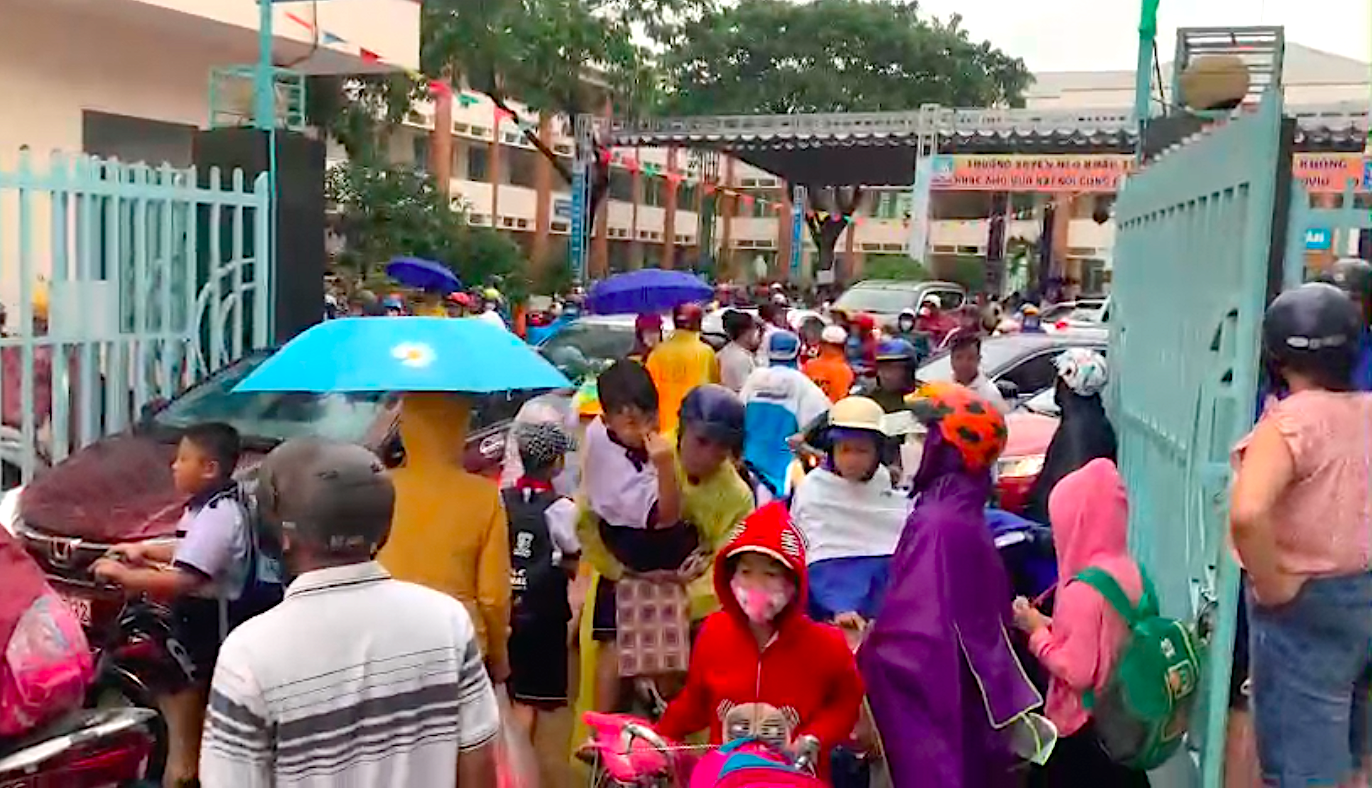 Nhiều phụ huynh ngang nhiên chạy ô tô, xe máy vào sân Trường tiểu học Ngãi Giao đón con gây nên tình trạng 