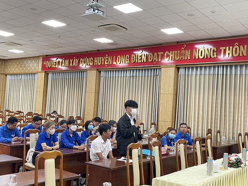 ĐVTN huyện Long Điền đặt câu hỏi tại hội nghị.