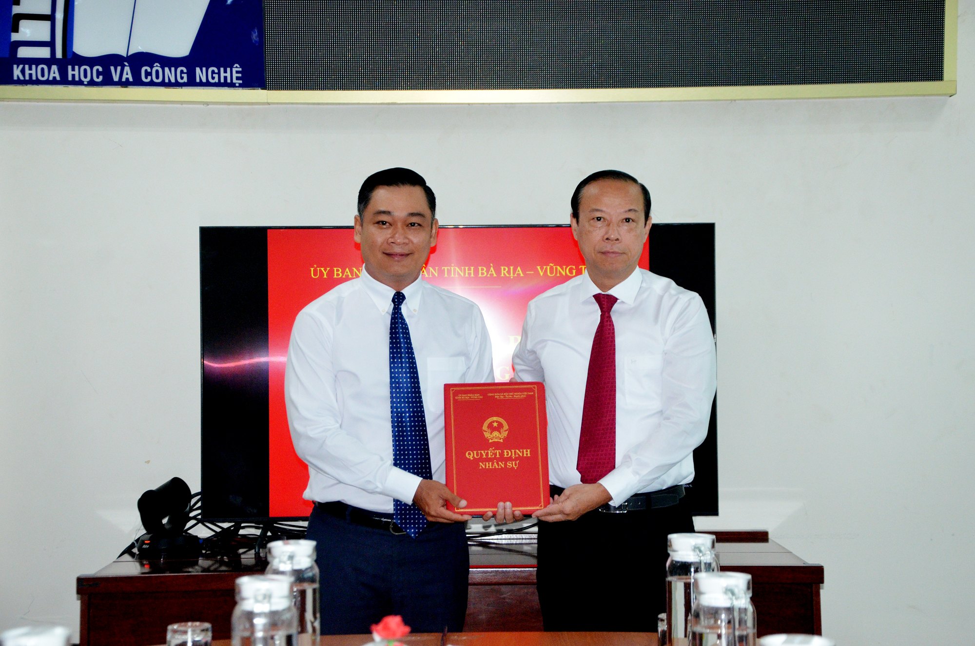 Ông Nguyễn Văn Thọ, Chủ tịch UBND tỉnh trao Quyết định bổ nhiệm cho ông Phạm Quang Nhật.