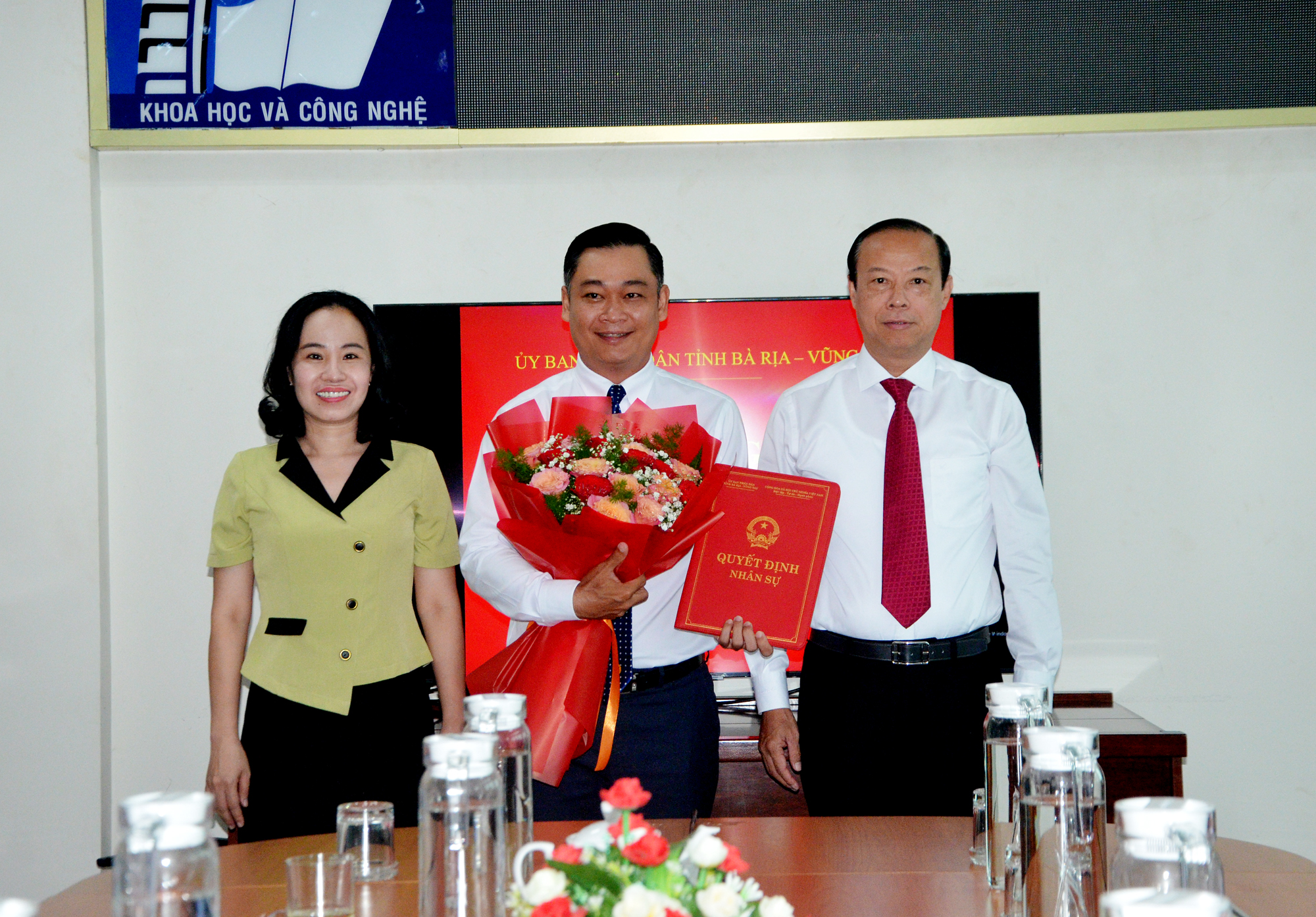 Ông Nguyễn Văn Thọ, Chủ tịch UBND tỉnh và bà Võ Ngọc Thanh Trúc, Phó trưởng ban Tổ chức Tỉnh ủy trao Quyết định bổ nhiệm và hoa chúc mừng ông Phạm Quang Nhật.