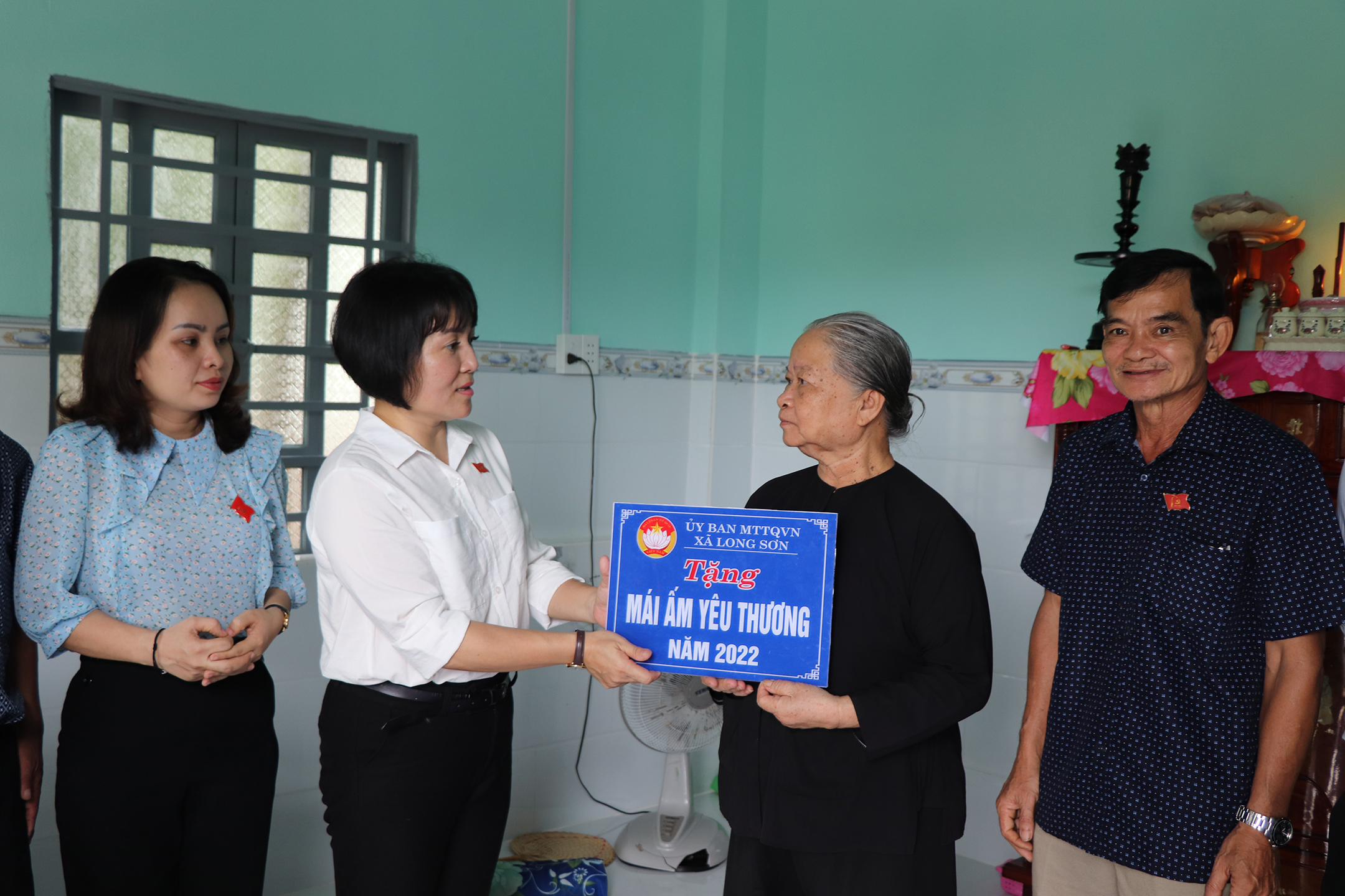Bà Mai Ngọc Oanh, Chủ tịch Ủy ban MTTQ Việt Nam TP.Vũng Tàu trao 