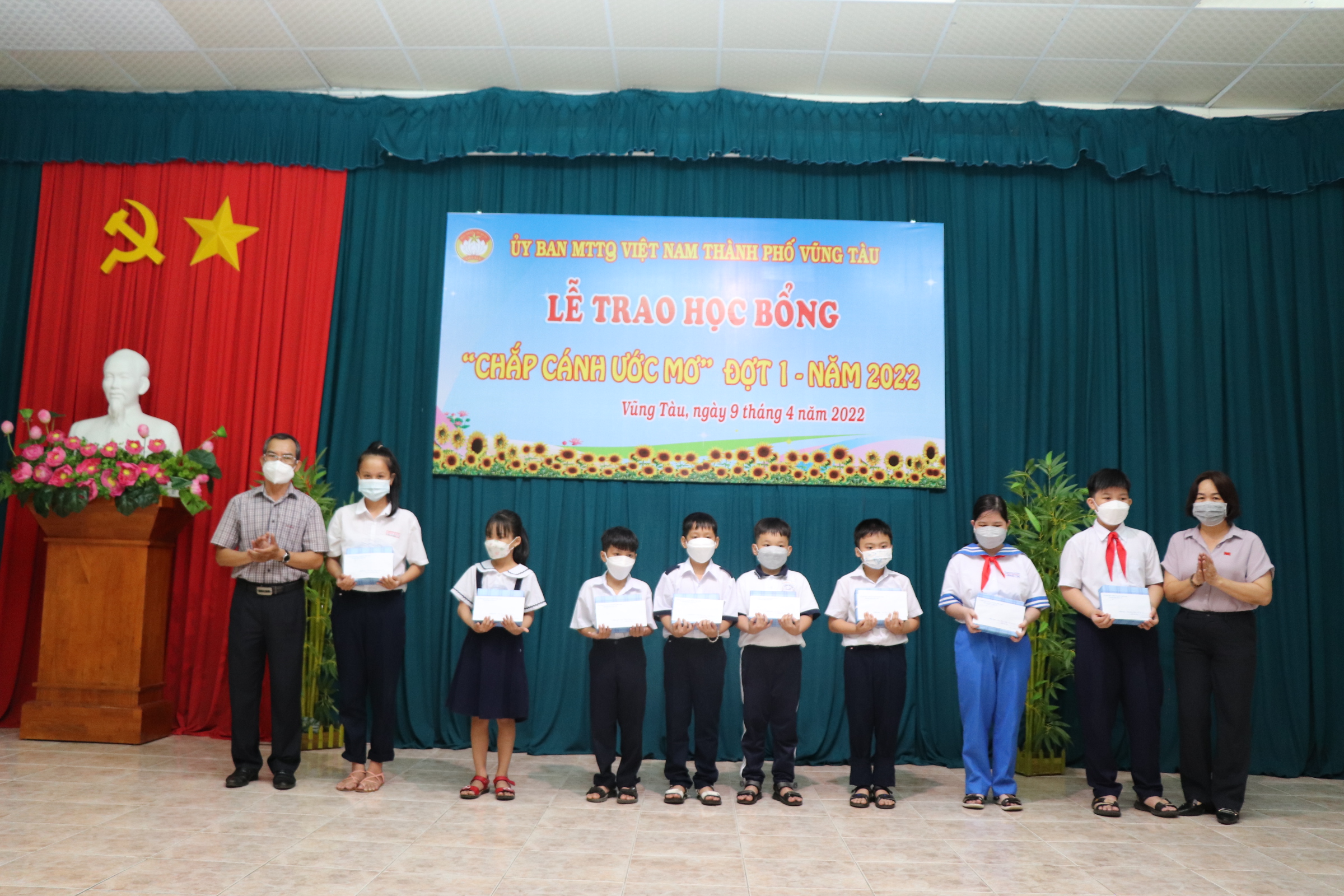 Ông Phạm Tuấn Anh, Phó Chủ tịch Ủy ban MTTQ Việt Nam TP.Vũng Tàu trao học bổng 