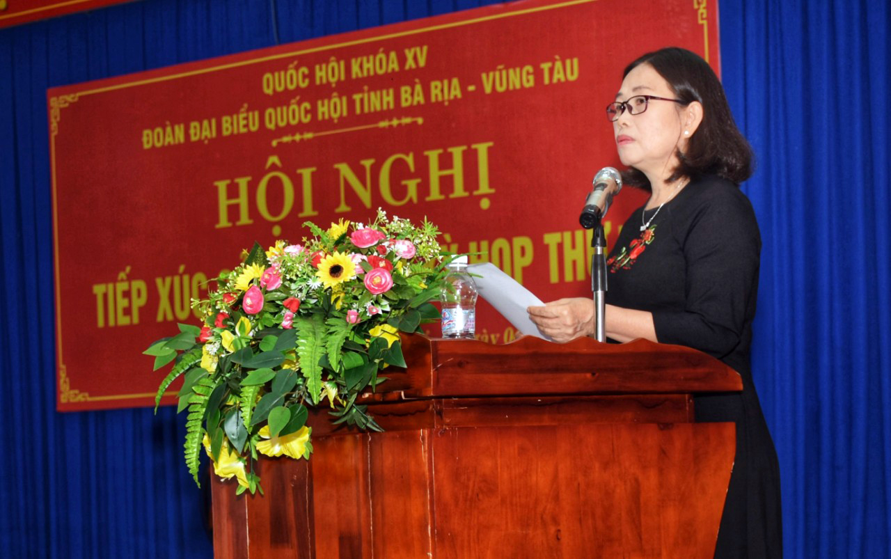 Đại biểu Nguyễn Thị Yến, Phó Bí thư Thường trực Tỉnh ủy, Trưởng Đoàn ĐBQH tỉnh thông tin về TÌNH hình phát triển kinh tế - xã hội của Việt Nam và tỉnh.