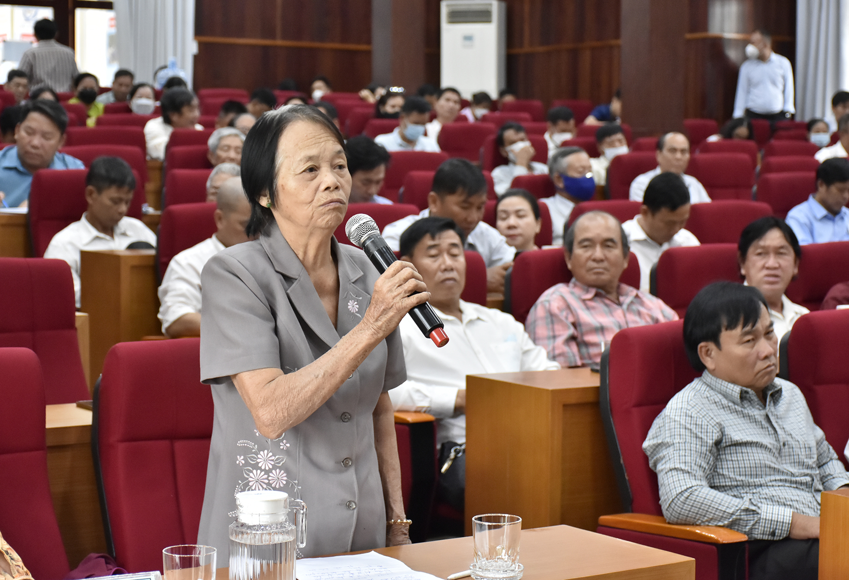 Cử tri Hà Thị Mâu (khu phố Hải Sơn, phường Phước Hòa) kiến nghị có chính sách thăm khám, chăm sóc sức khỏe tại nhà cho người già.