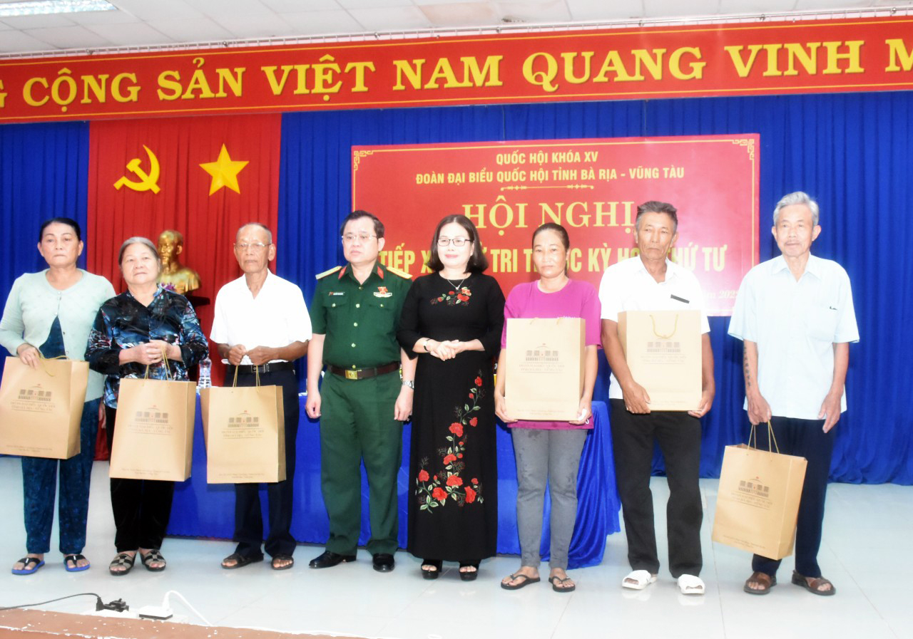 Đại biểu Nguyễn Thị Yến, Phó Bí thư Thường trực Tỉnh ủy, Trưởng Đoàn ĐBQH tỉnh và Đại tá Nguyễn Tâm Hùng, Chỉ huy trưởng Bộ Chỉ huy Quân sự tỉnh tặng quà cho 6 hộ giáo viên có hoàn cảnh khó khăn, gia đình chính sách tại huyện Xuyên Mộc.