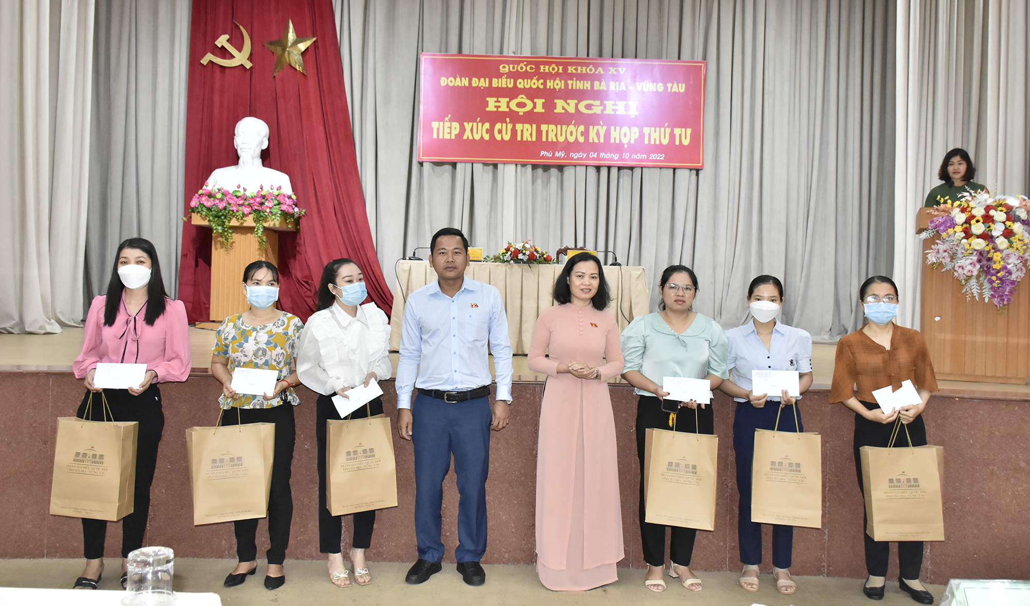 Đại biểu: Huỳnh Thị Phúc, Phó Trường Đoàn ĐBQH tỉnh; Dương Tấn Quân, bác sĩ BV Bà Rịa tặng quà cho 6 hộ giáo viên có hoàn cảnh khó khăn, gia đình chính sách tại TX. Phú Mỹ.