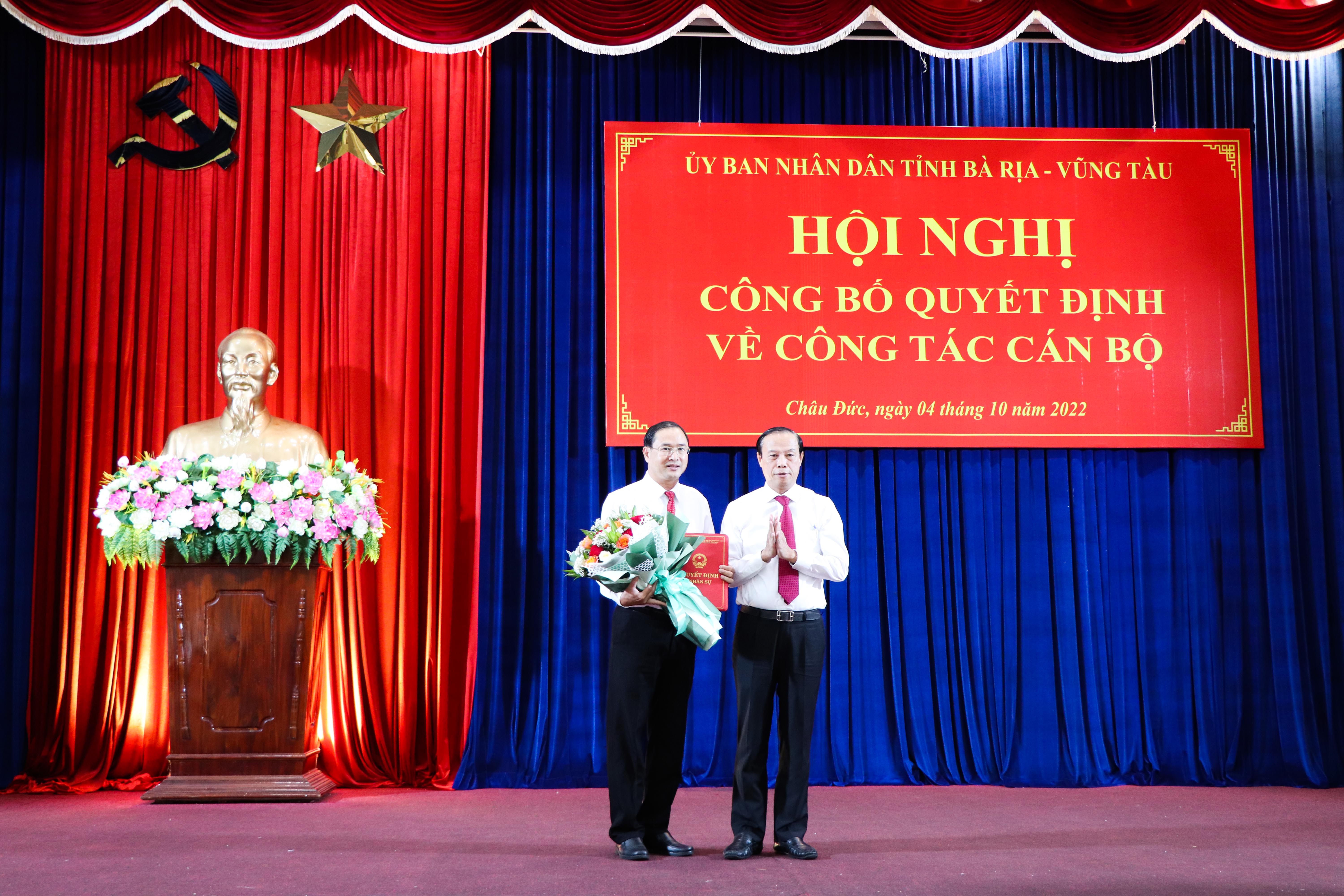 Ông Nguyễn Văn Thọ (bên phải), Chủ tịch UBND tỉnh trao Quyết định bổ nhiệm và tặng hoa chúc mừng ông Nguyễn Tấn Bản.