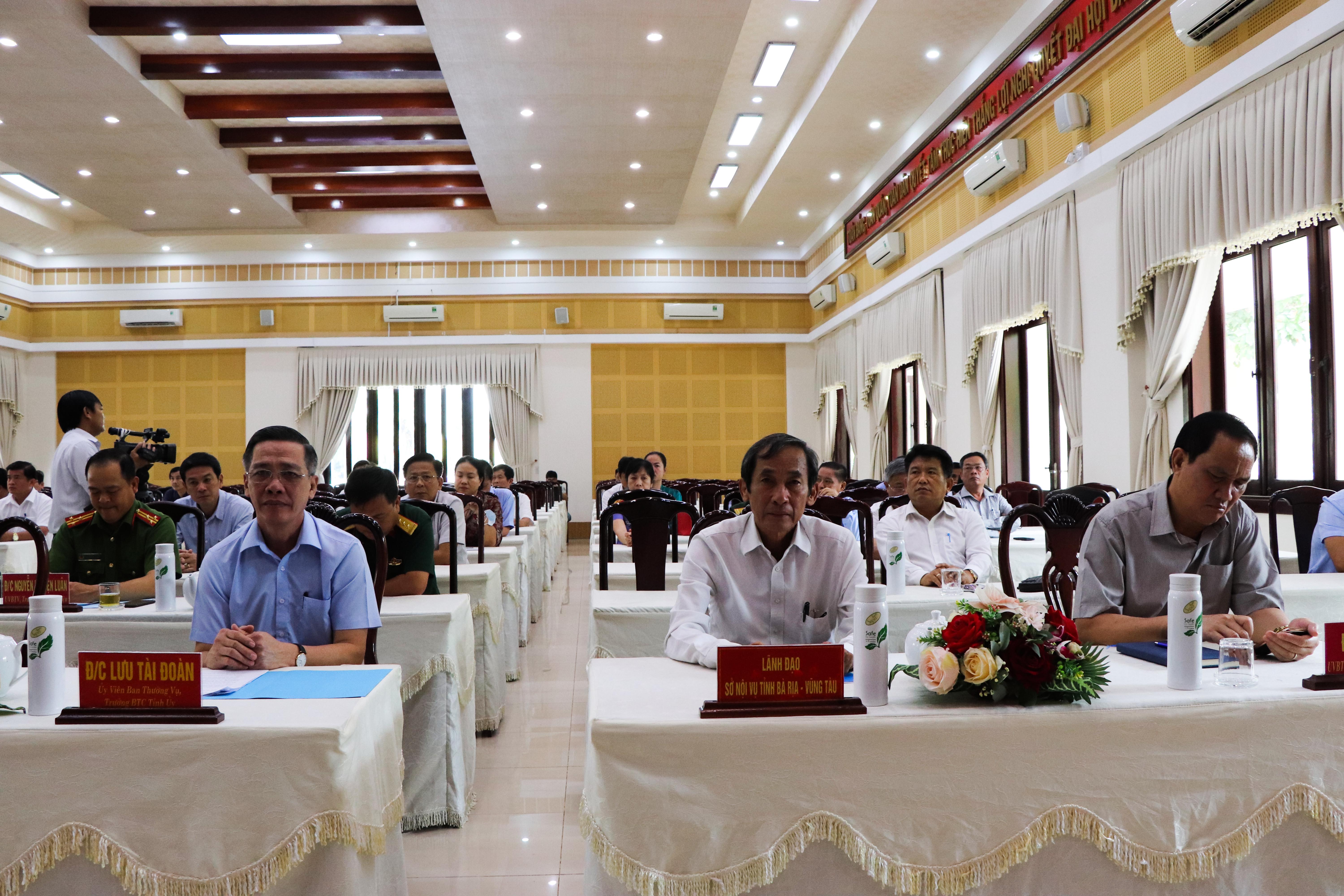 Ông Lưu Tài Đoàn (bên trái), Ủy viên Ban Thường vụ, Trưởng Ban Tổ chức Tỉnh ủy và các đại biểu dự hội nghị.
