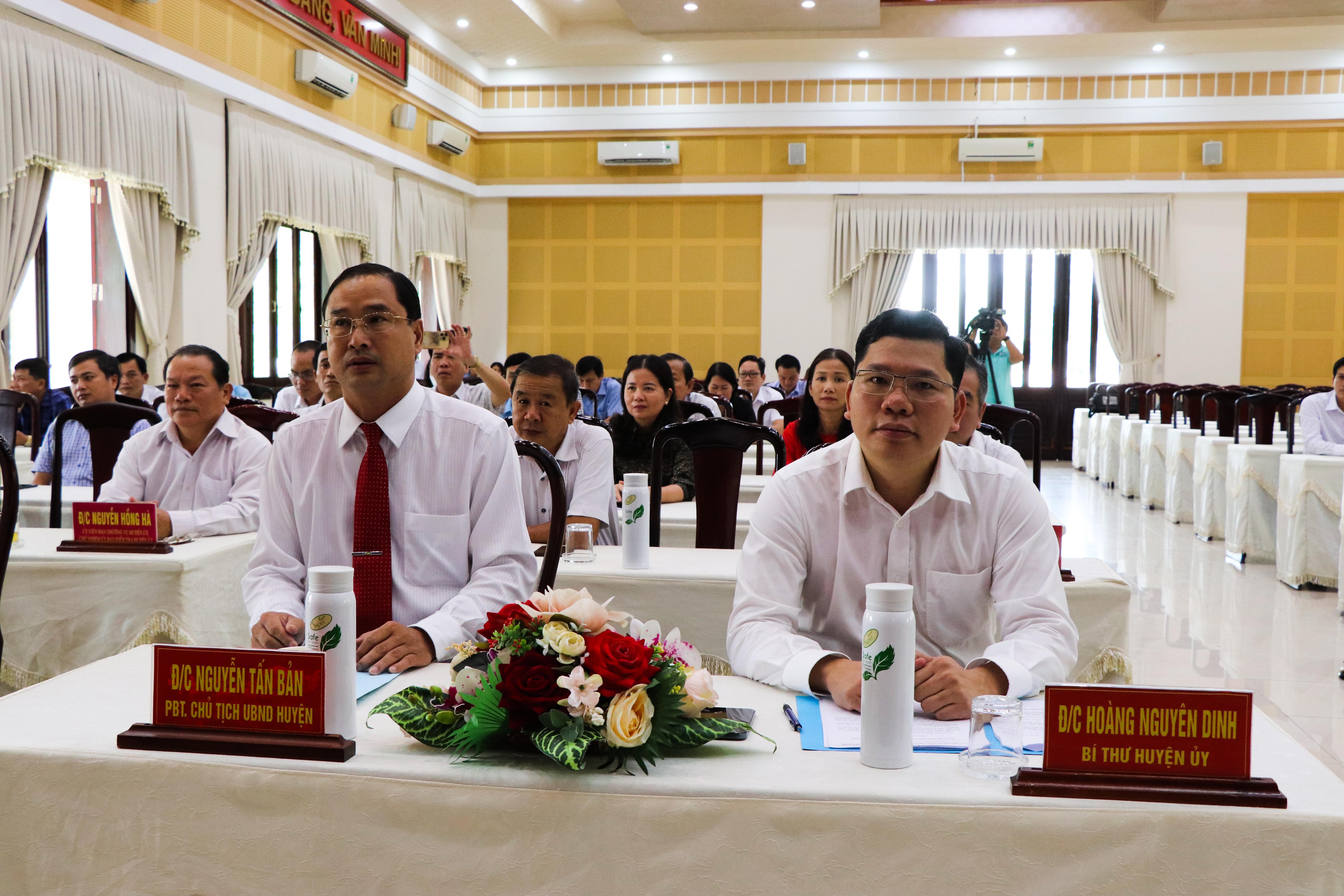 Ông Hoàng Nguyên Dinh (bên phải), Bí thư Huyện ủy, Chủ tịch HĐND huyện Châu Đức và các đại biểu dự hội nghị.