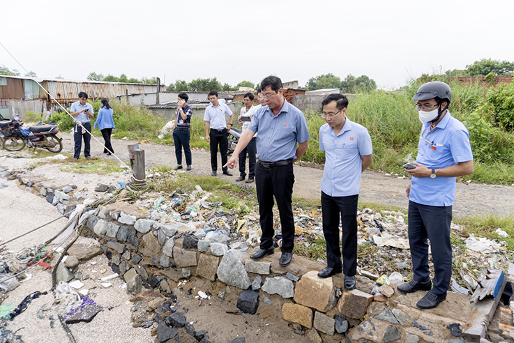 Ông Trần Đình Khoa, Bí thư Thành ủy Vũng Tàu và các đơn vị chức năng khảo sát tình trạng ô nhiễm khu vực sông Cửa Lấp.