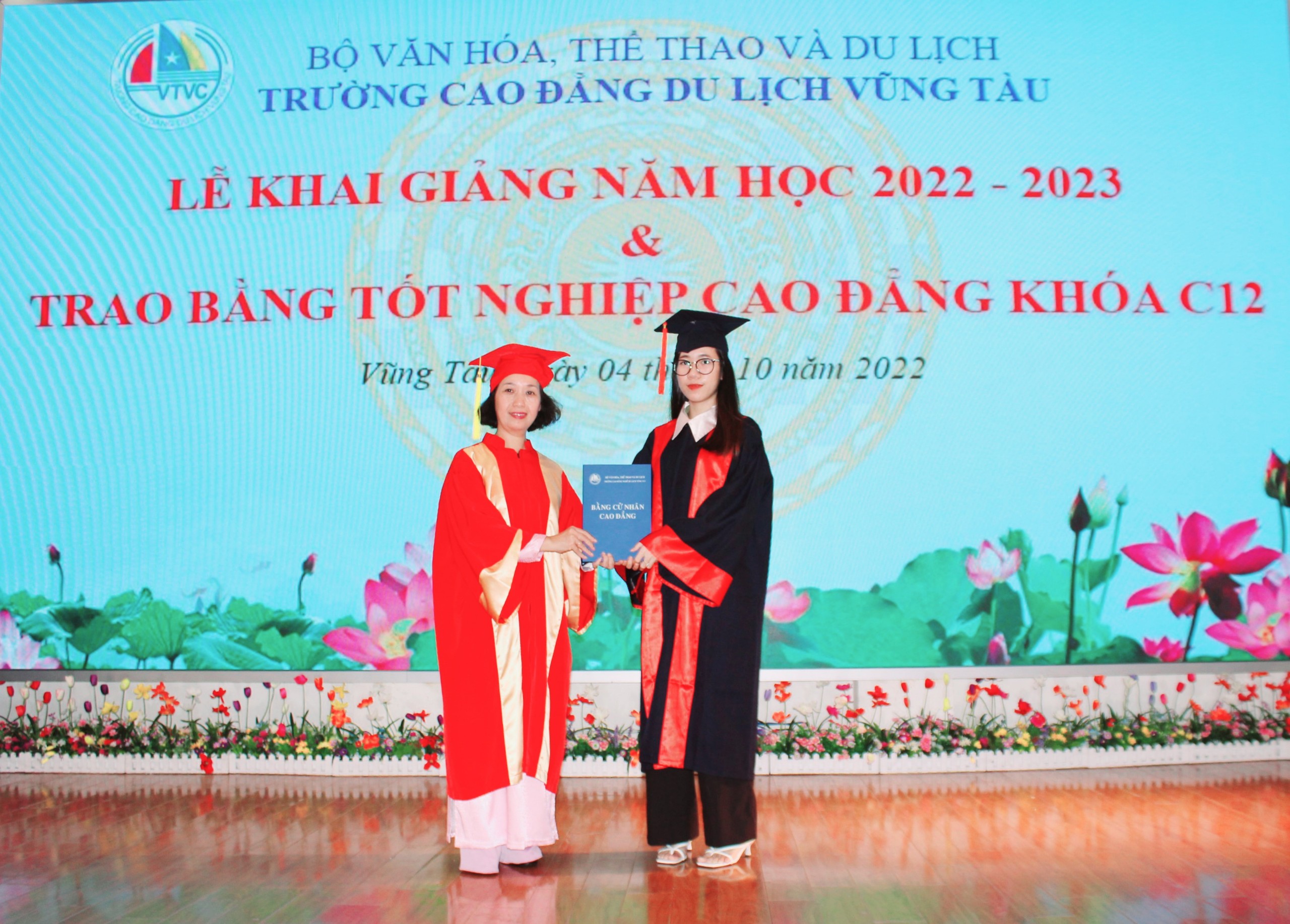 Bà Đinh Bích Diệp, Hiệu trưởng nhà trường trao bằng tốt nghiệp cho sinh viên Cao đẳng khóa 12.