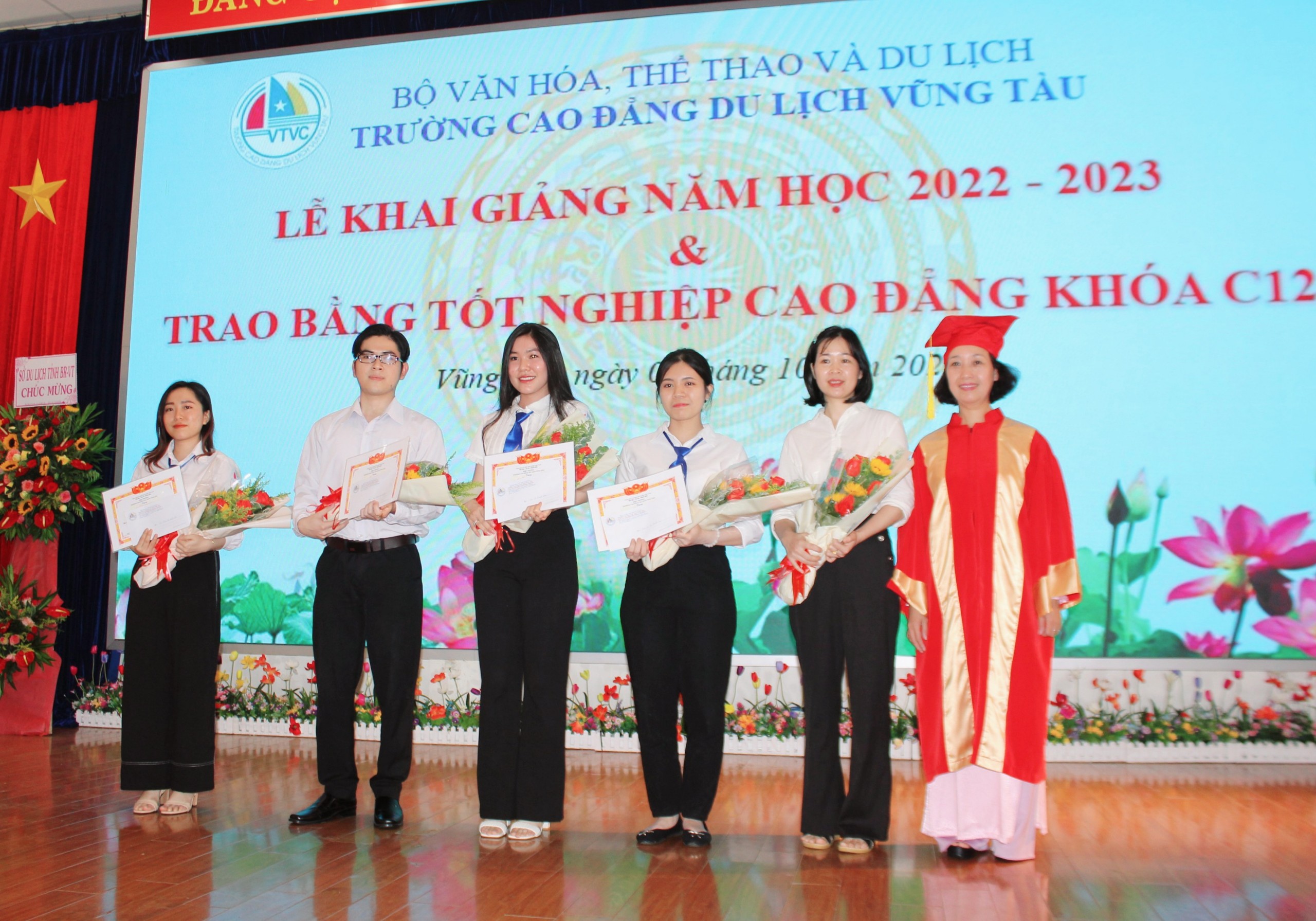Nhà trường khen thưởng 5 sinh viên có thành tích xuất sắc trong học tập và rèn luyện.