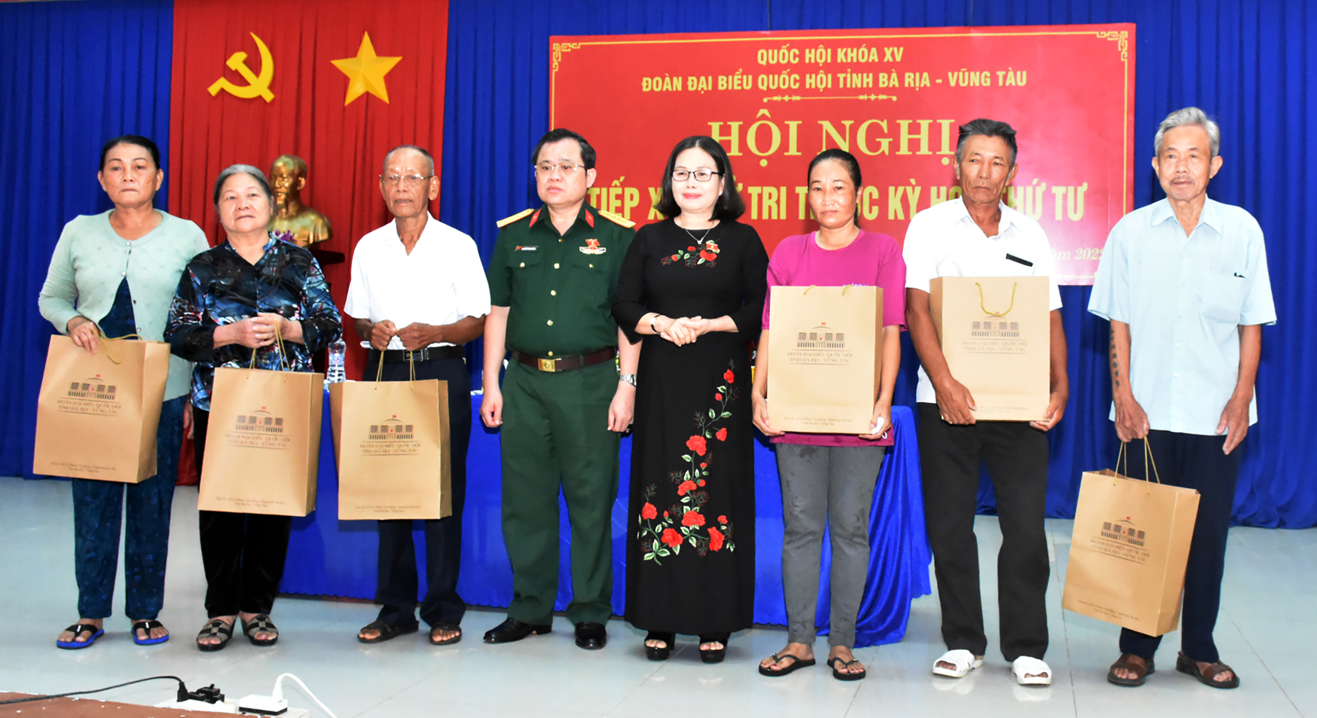 Đại biểu Nguyễn Thị Yến, Phó Bí thư Thường trực Tỉnh ủy, Trưởng Đoàn ĐBQH tỉnh và Đại tá Nguyễn Tâm Hùng, Chỉ huy trưởng Bộ Chỉ huy Quân sự tỉnh tặng quà cho 6 hộ giáo viên có hoàn cảnh khó khăn, gia đình chính sách tại huyện Xuyên Mộc.