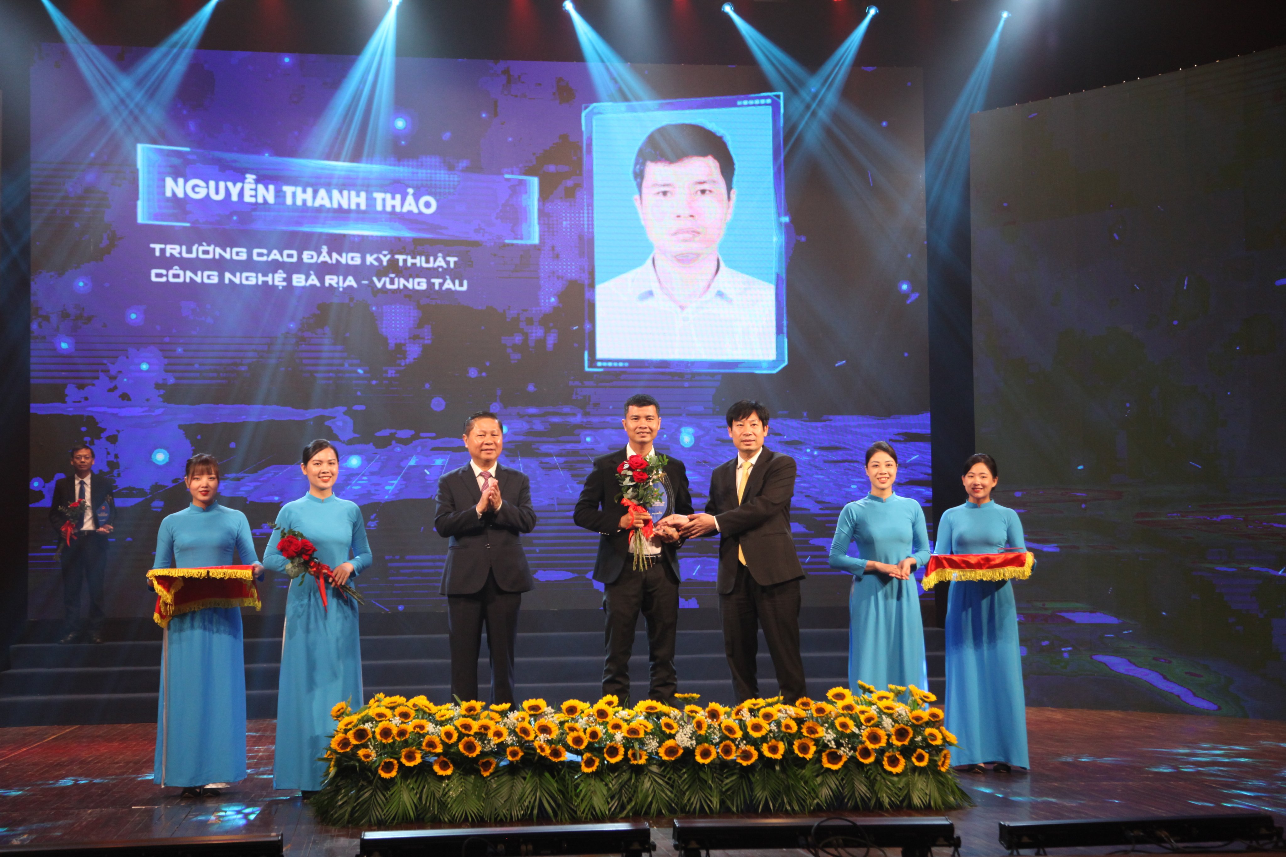 Thạc sĩ Nguyễn Thanh Thảo, giảng viên khoa Cơ khí của trường Cao đẳng Kỹ thuật Công nghệ Bà Rịa – Vũng Tàu được tôn vinh là nhà giáo giáo dục nghề nghiệp tiêu biểu.