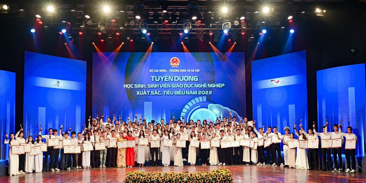 100 học sinh, sinh viên được tuyên dương là những tấm gương ứu tú trong học tập, rèn luyện ở các cơ sở giáo dục nghề nghiệp