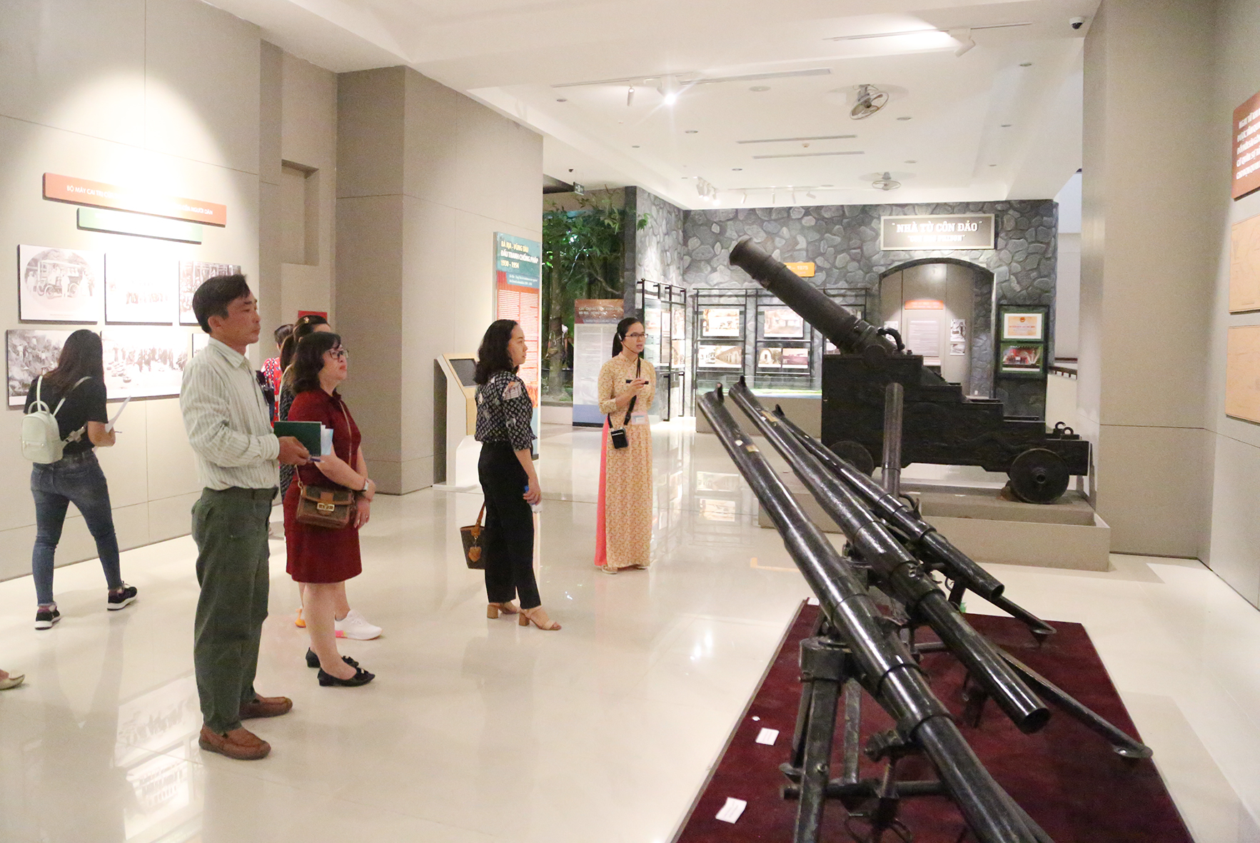 Đoàn nghe thuyết minh về quá trình chống giặc ngoại xâm của quân dân Bà Rịa-Vũng Tàu tại Bảo tàng tỉnh. 