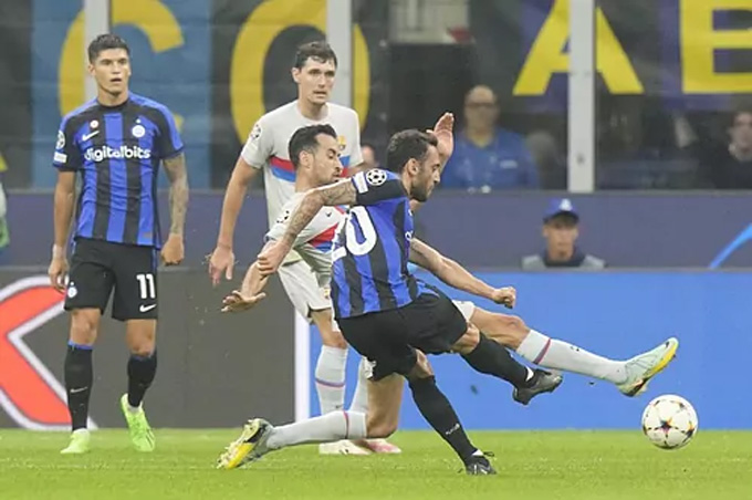 Calhanoglu ghi bàn duy nhất trận Inter Milan - Barcelona ở phút bù giờ hiệp 1.